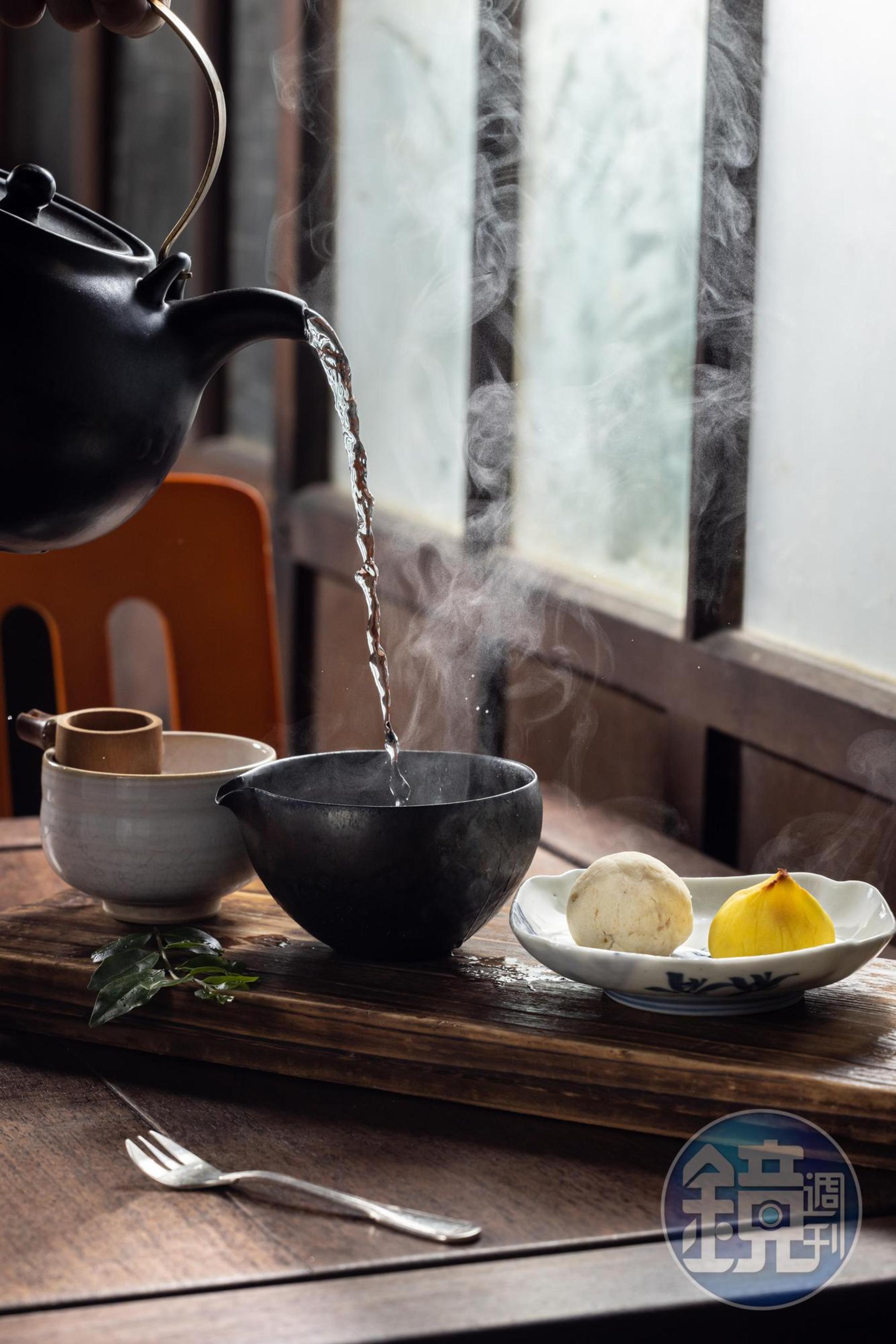 「時雨」（左）是清新的柚香豆沙蒸菓子，「金桃山」（右）則是百香果豆沙燒菓子。（皆60元／個）