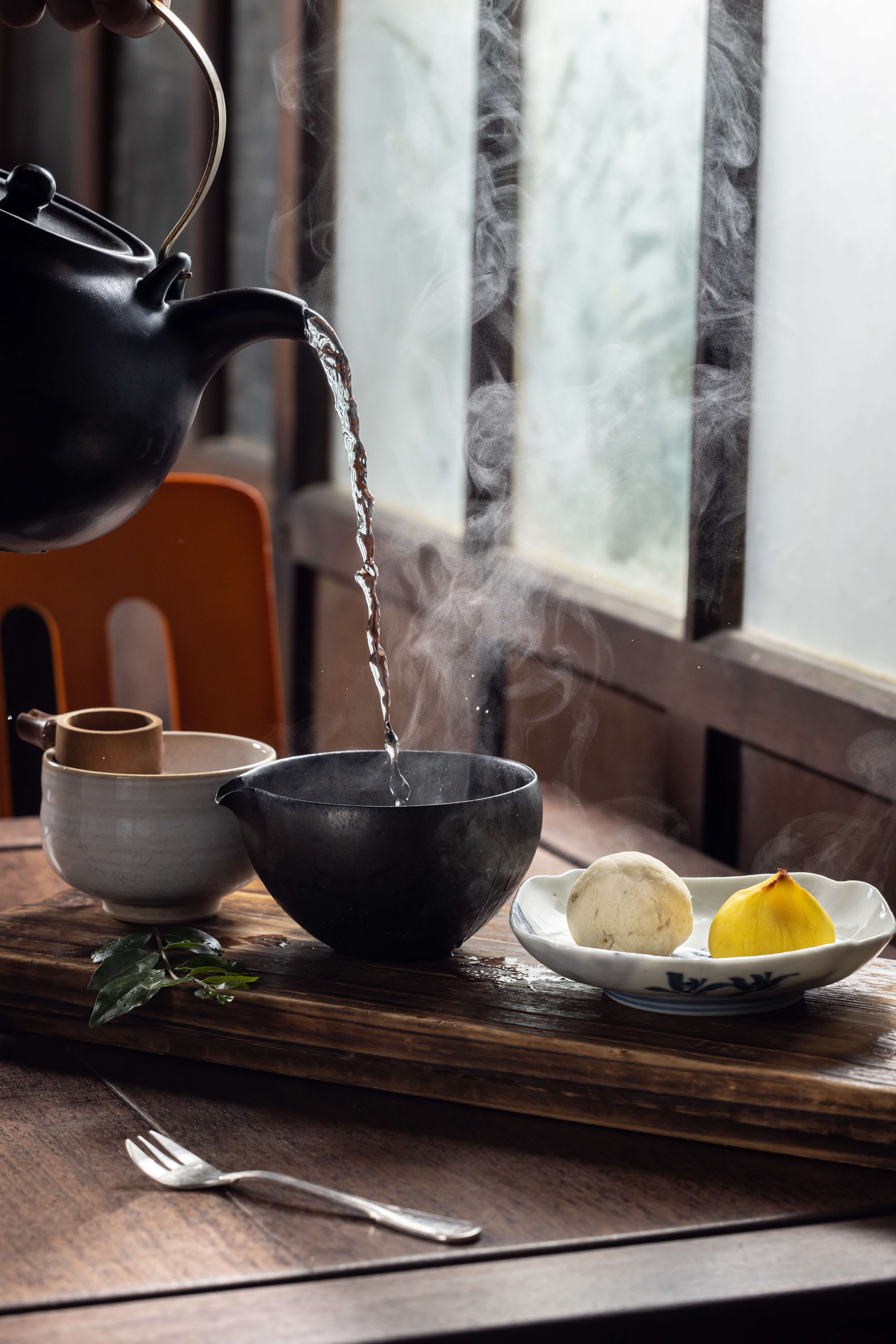 「時雨」（左）是清新的柚香豆沙蒸菓子，「金桃山」（右）則是百香果豆沙燒菓子。（皆60元／個）