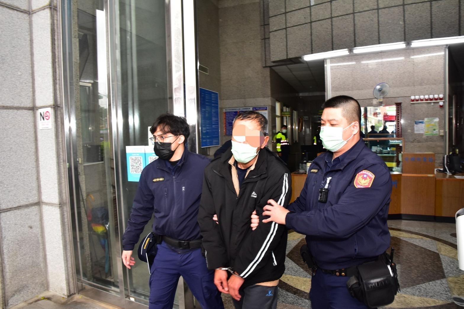 林男（中）被依竊盜罪嫌移送法辦。（翻攝畫面）