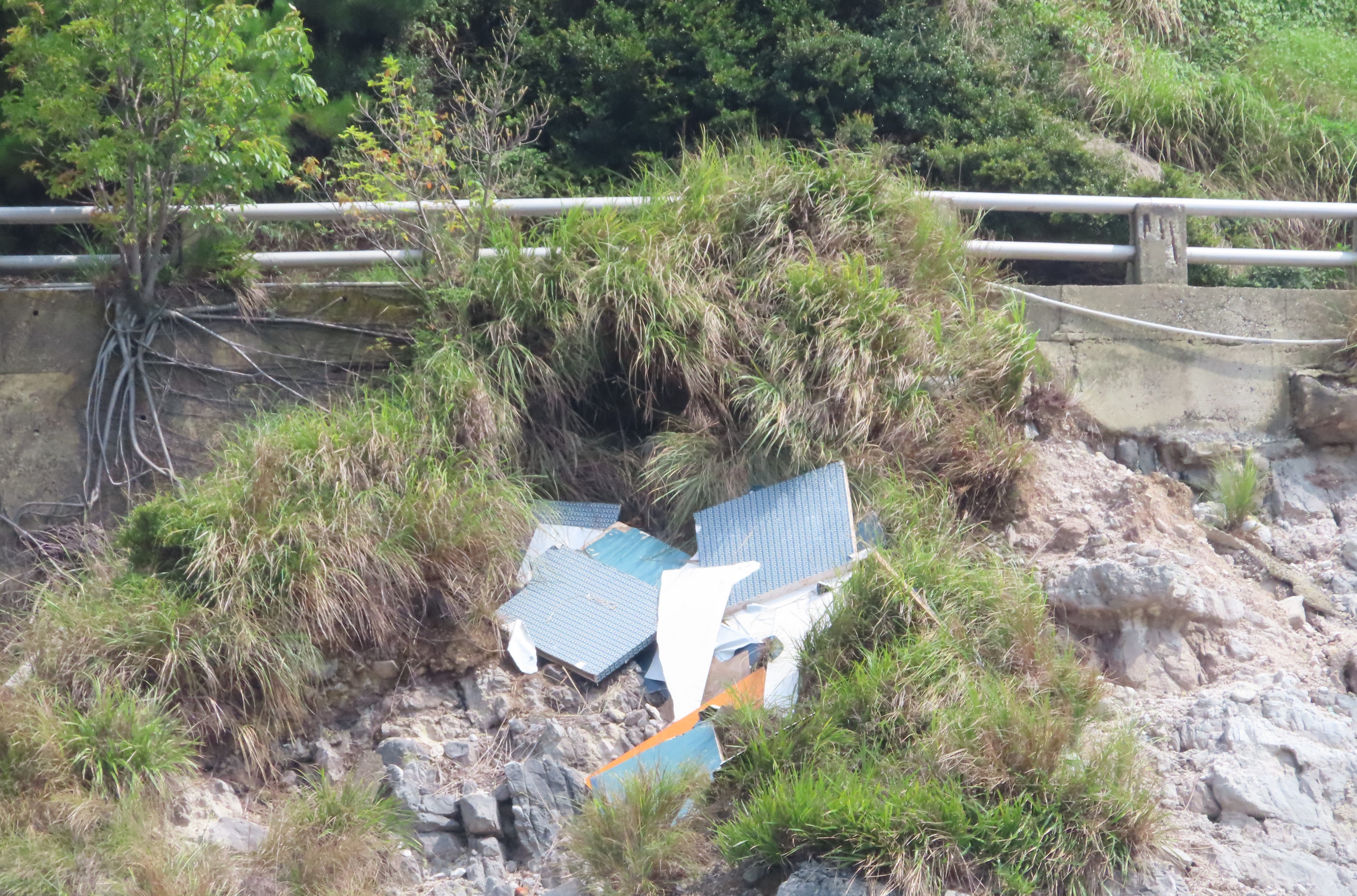 陽明山國家公園硫磺谷被棄裝潢廢棄物。（翻攝畫面）