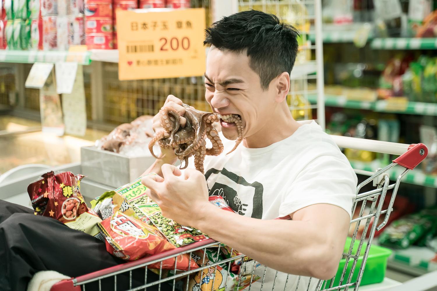 禾浩辰在劇中扮演愛吃的人魚哥，他急中生智加入咬食章魚橋段，展現角色特質。（羚邦集團提供）