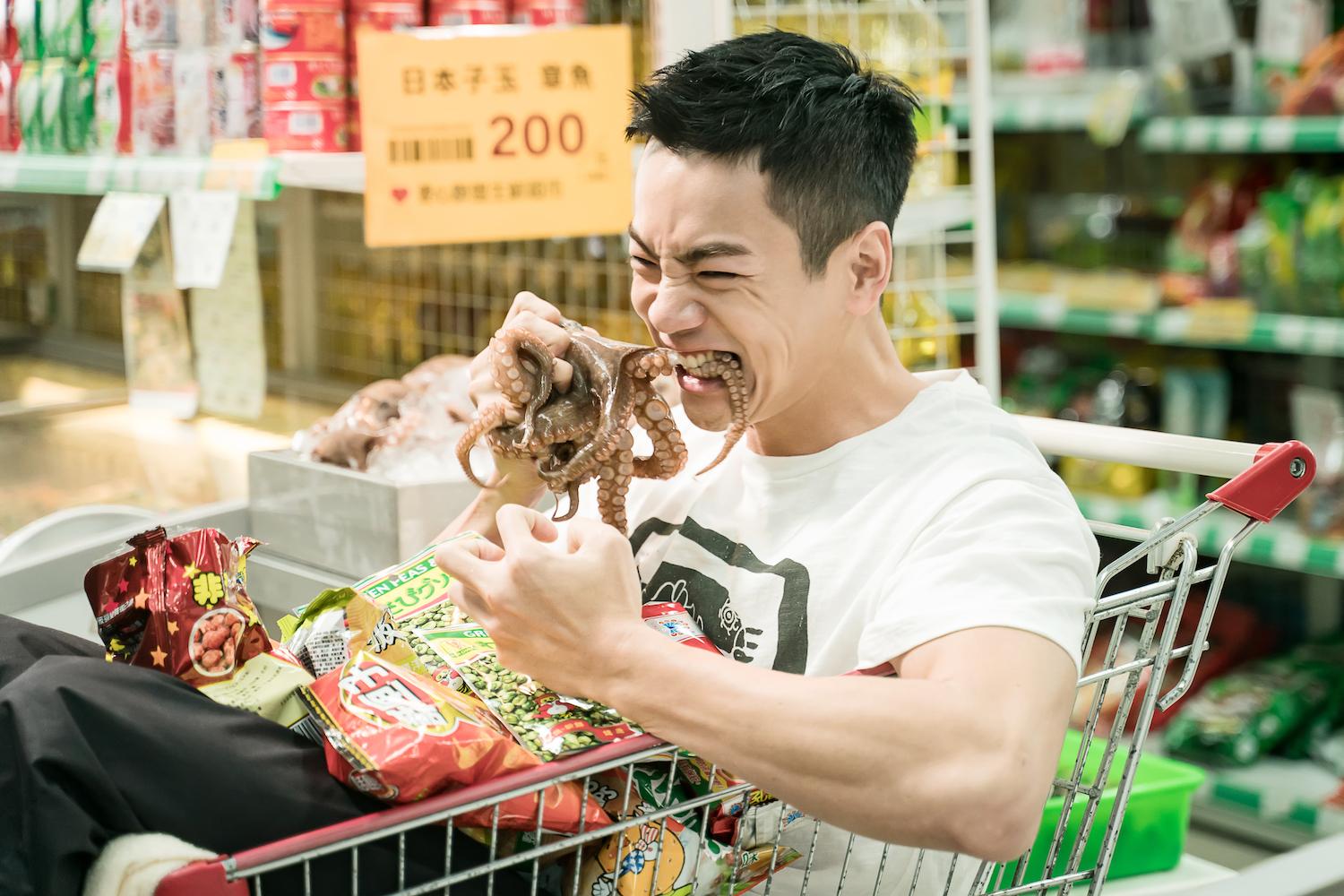 禾浩辰在劇中扮演愛吃的人魚哥,他急中生智加入咬食章魚橋段,展現角色特質。(羚邦集團提供)