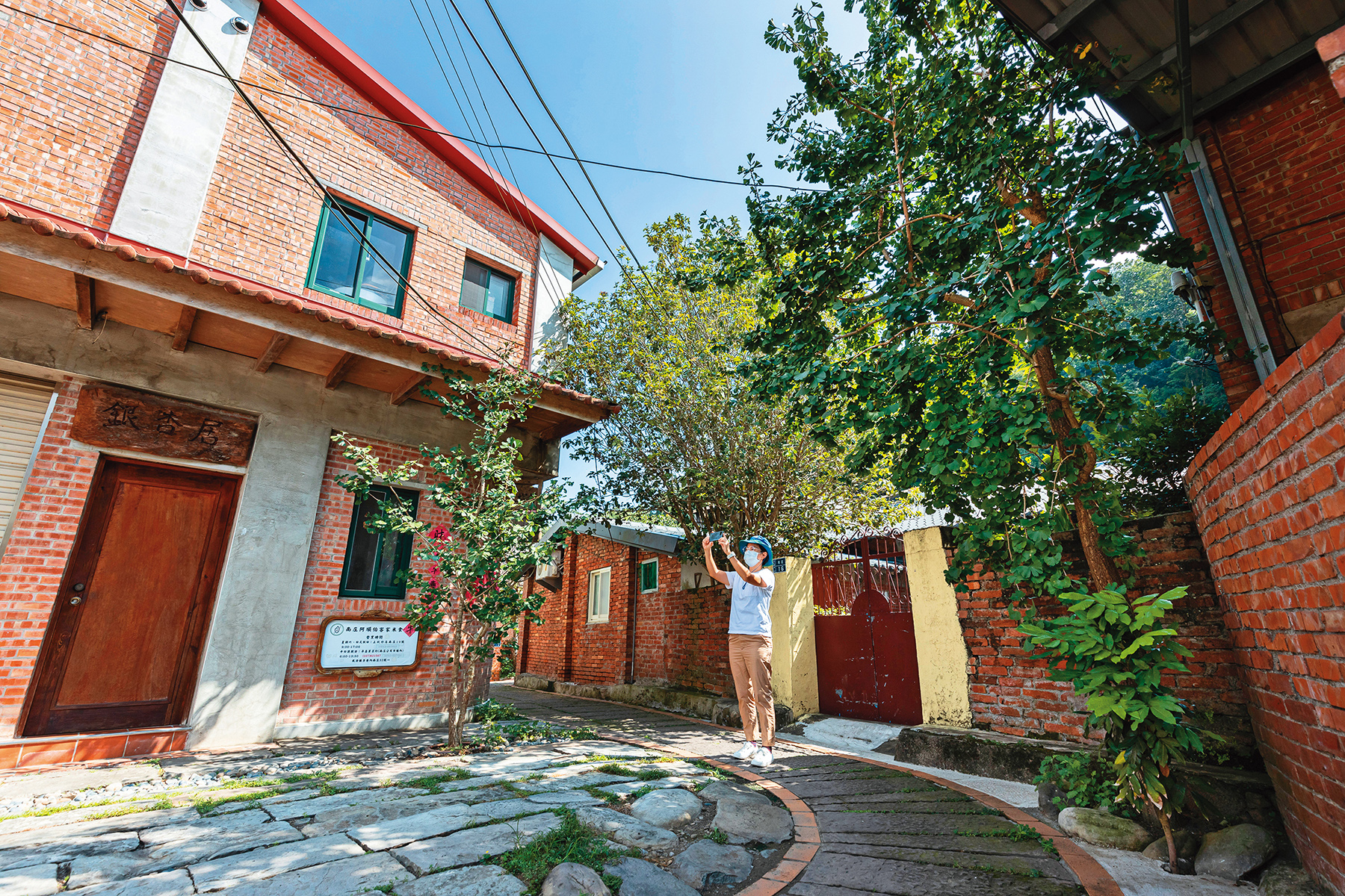 走在「上崁子」小徑上，有種時空被凍結在採礦與伐木業正興盛的50、60年代。