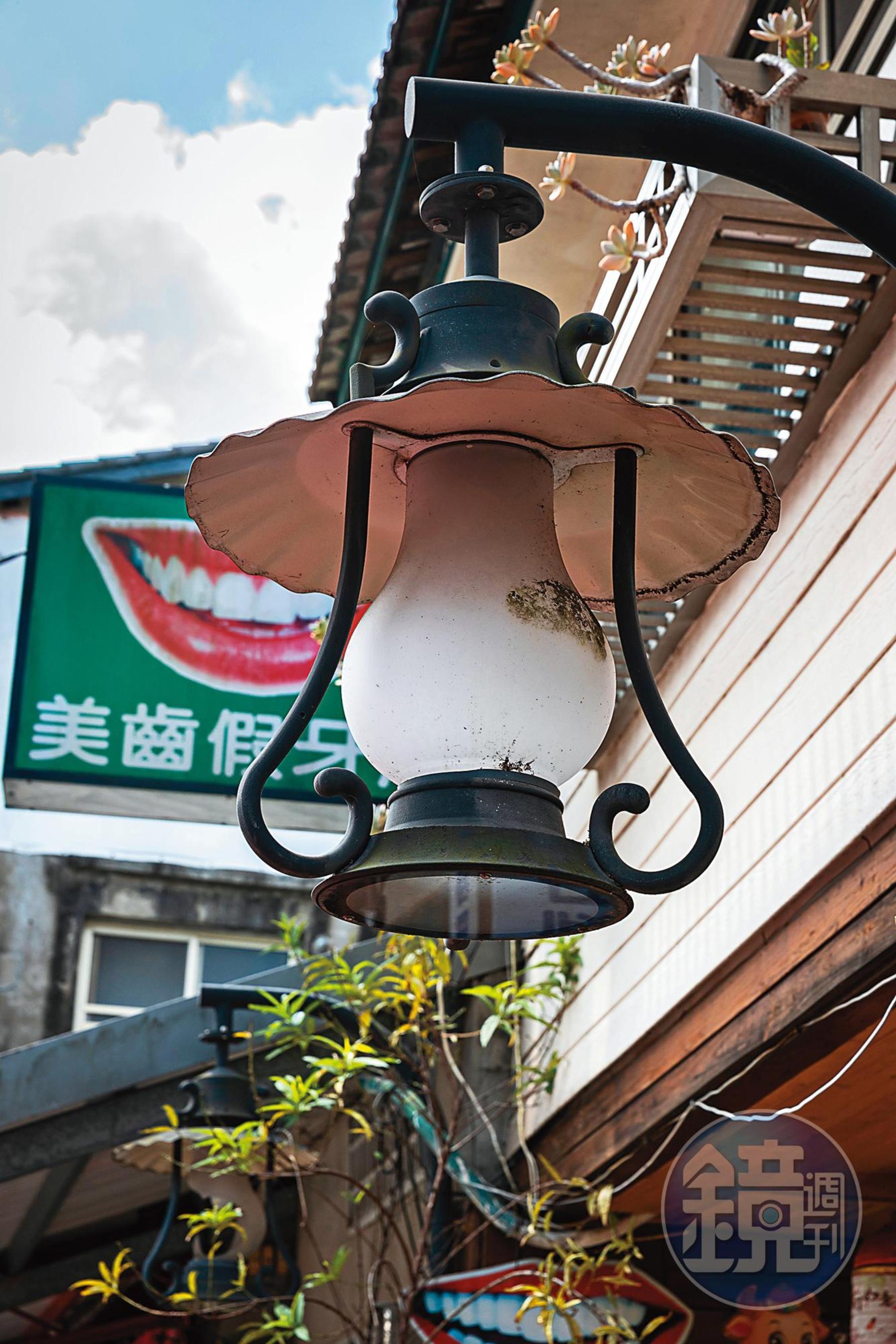 十三間老街上的仿煤油燈造型路燈，具有復古感。