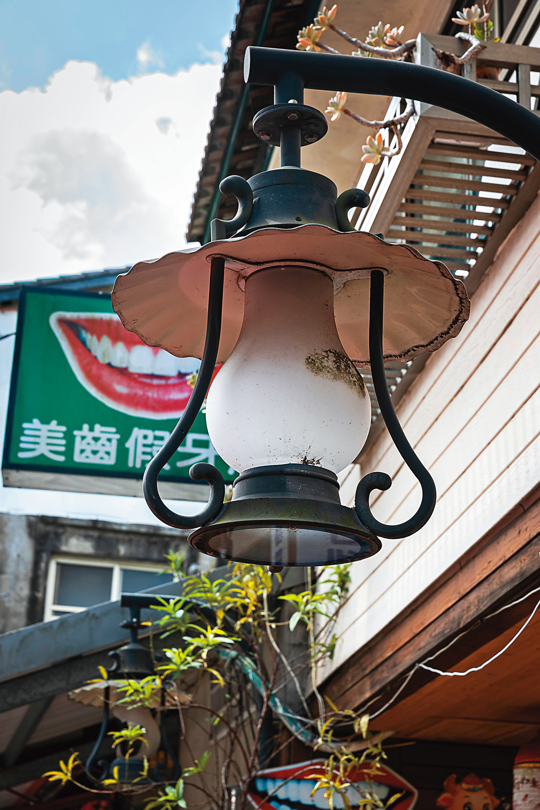 十三間老街上的仿煤油燈造型路燈，具有復古感。