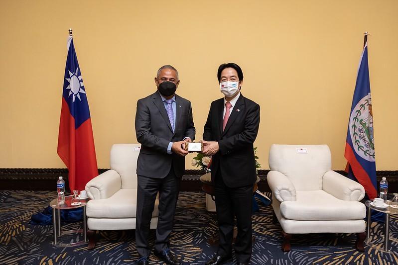 副總統賴清德上個月出訪宏都拉斯,於下榻旅館與貝里斯總理布里仙紐(John Briceño)舉行雙邊會談。(總統府提供)