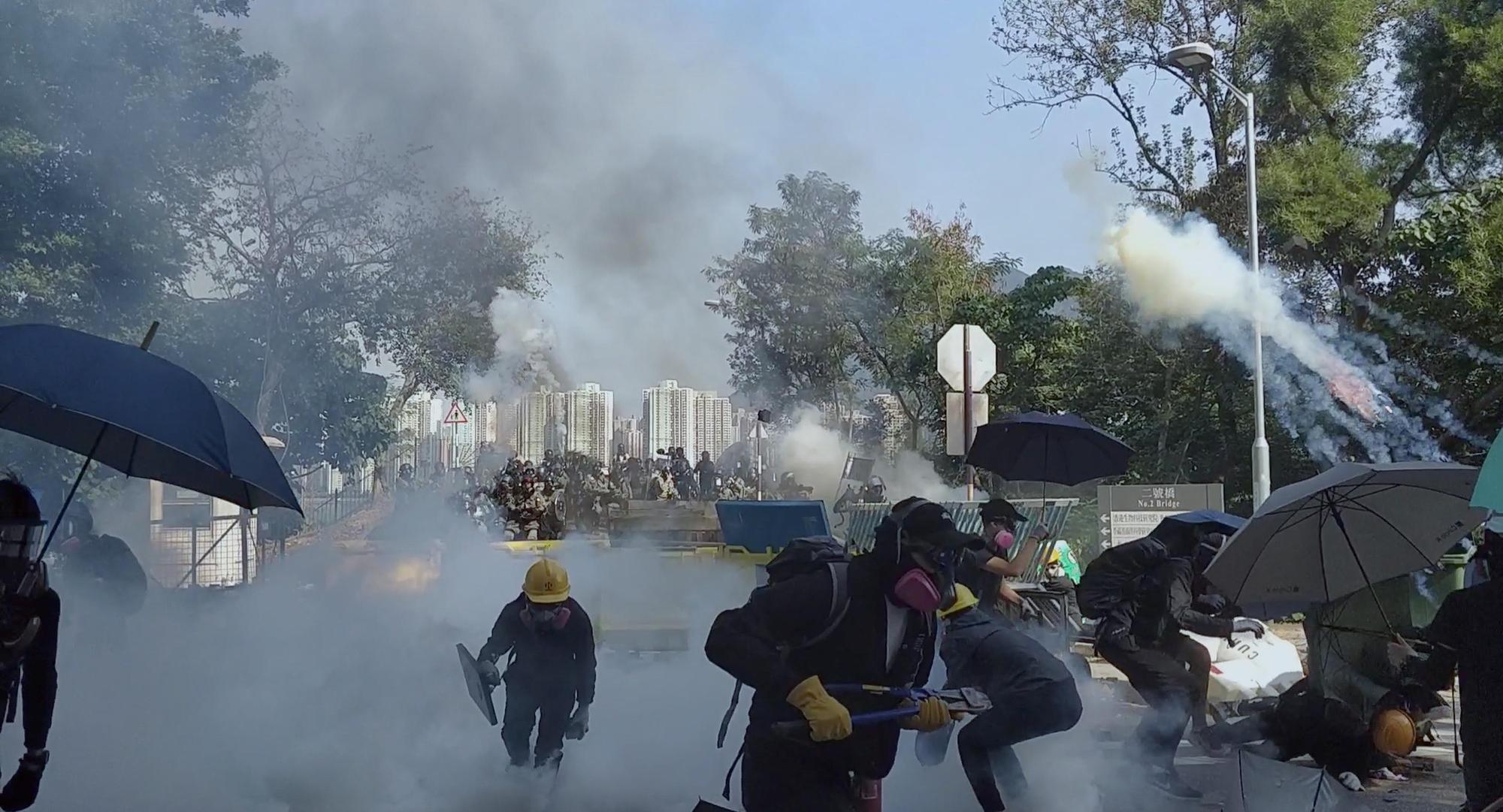 反送中運動裡警民衝突越發嚴重，處處可見驅散人群的催淚彈。（時代革命提供）