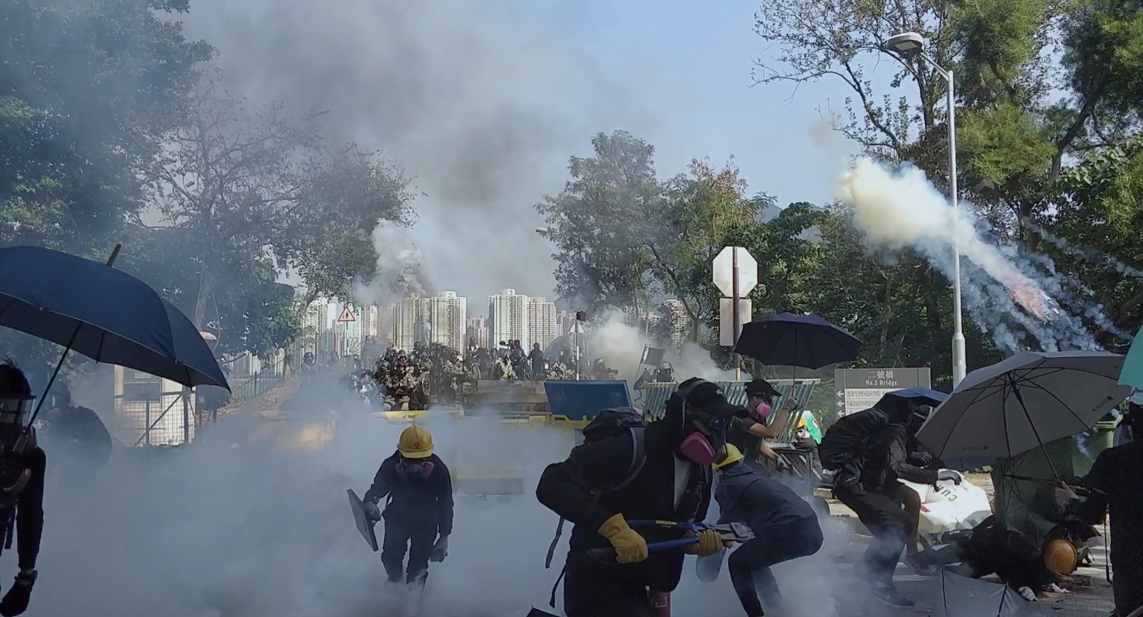 反送中運動裡警民衝突越發嚴重，處處可見驅散人群的催淚彈。（時代革命提供）