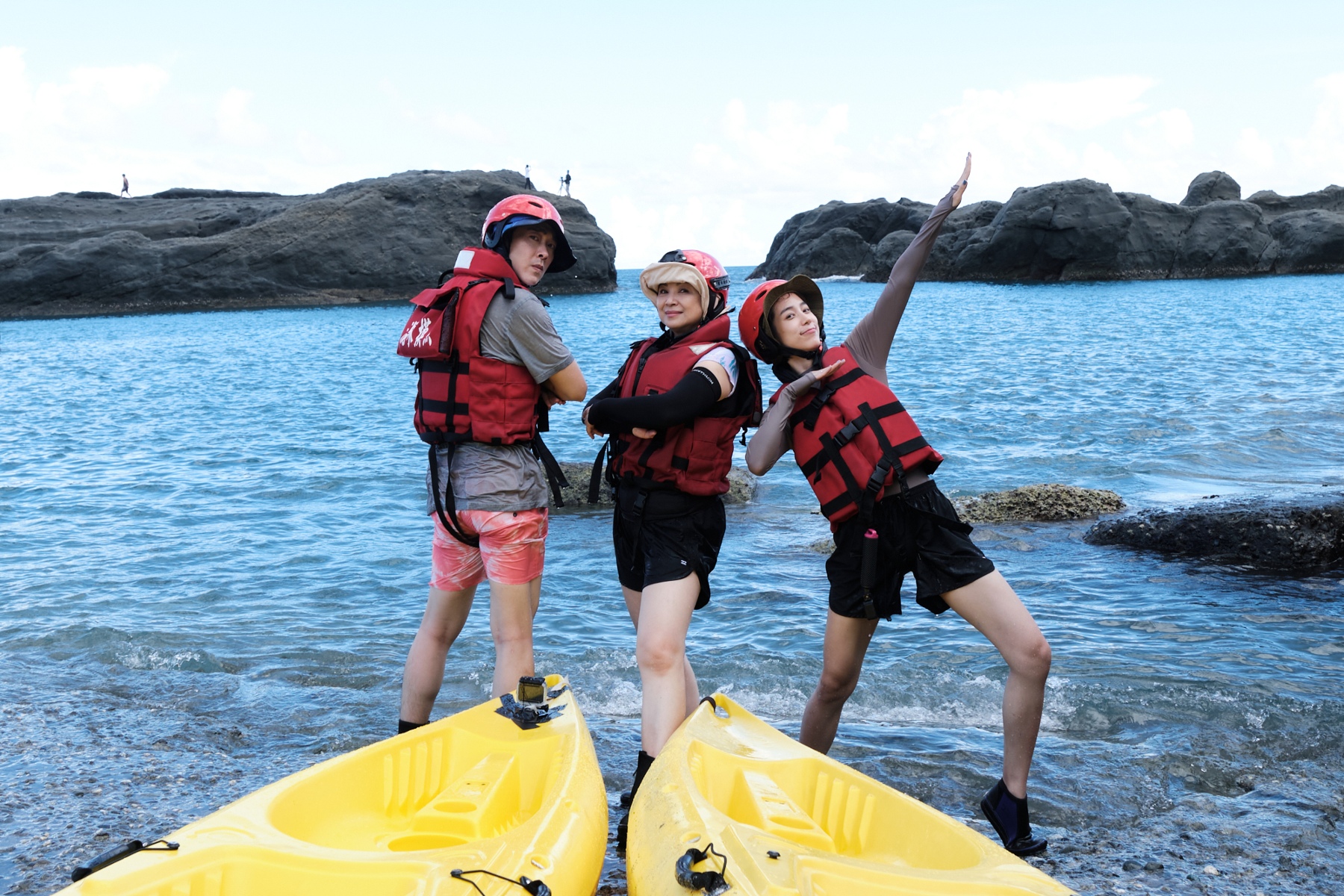 楊貴媚克服對水的恐懼成功挑戰海上獨木舟。（公視提供）