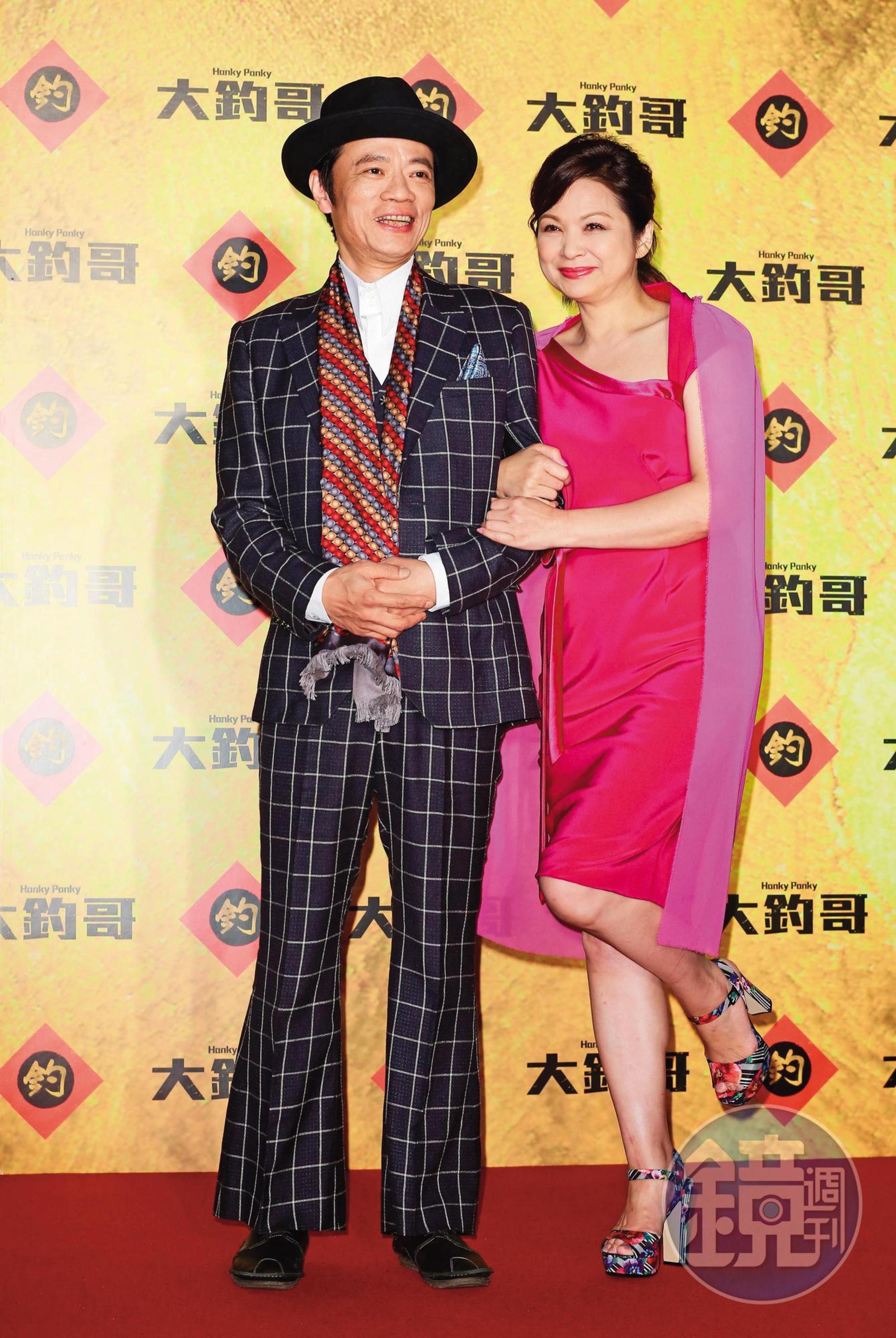 吳朋奉(左)一生作品超過70餘部,合作過許多優秀演員,圖為他與楊貴媚(右)出席電影《大釣哥》活動。