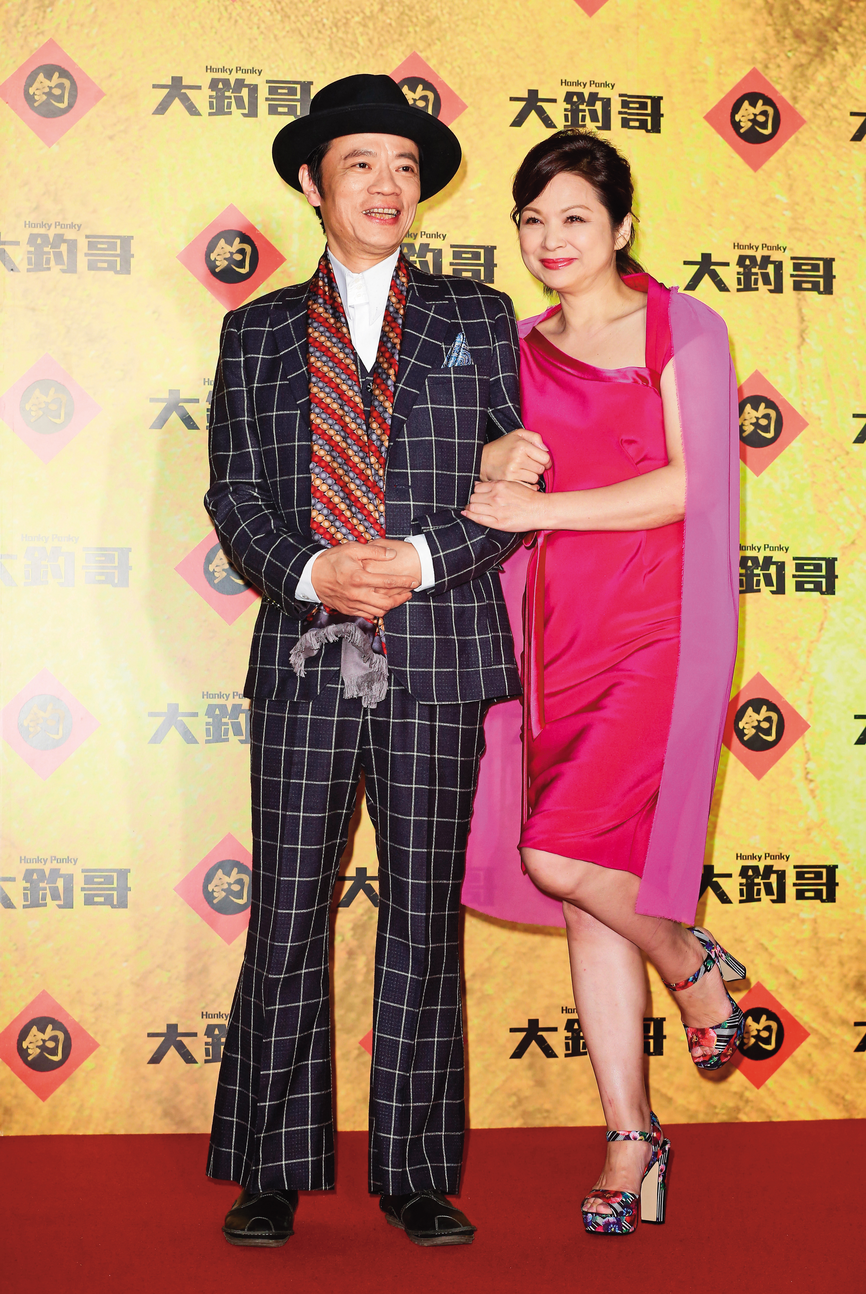 吳朋奉（左）一生作品超過70餘部，合作過許多優秀演員，圖為他與楊貴媚（右）出席電影《大釣哥》活動。