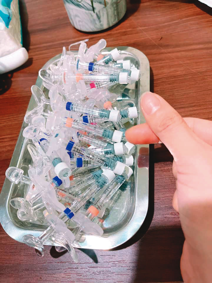 陳女的工作室生意很好，現場有許多施打過的玻尿酸、溶脂針。（讀者提供）