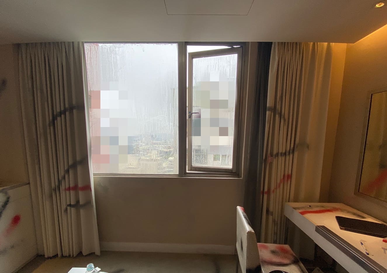 情侶投宿旅館後吵架竟在房間噴漆塗鴉還留下毒品，警方接獲報案後逮捕2人。（翻攝畫面）