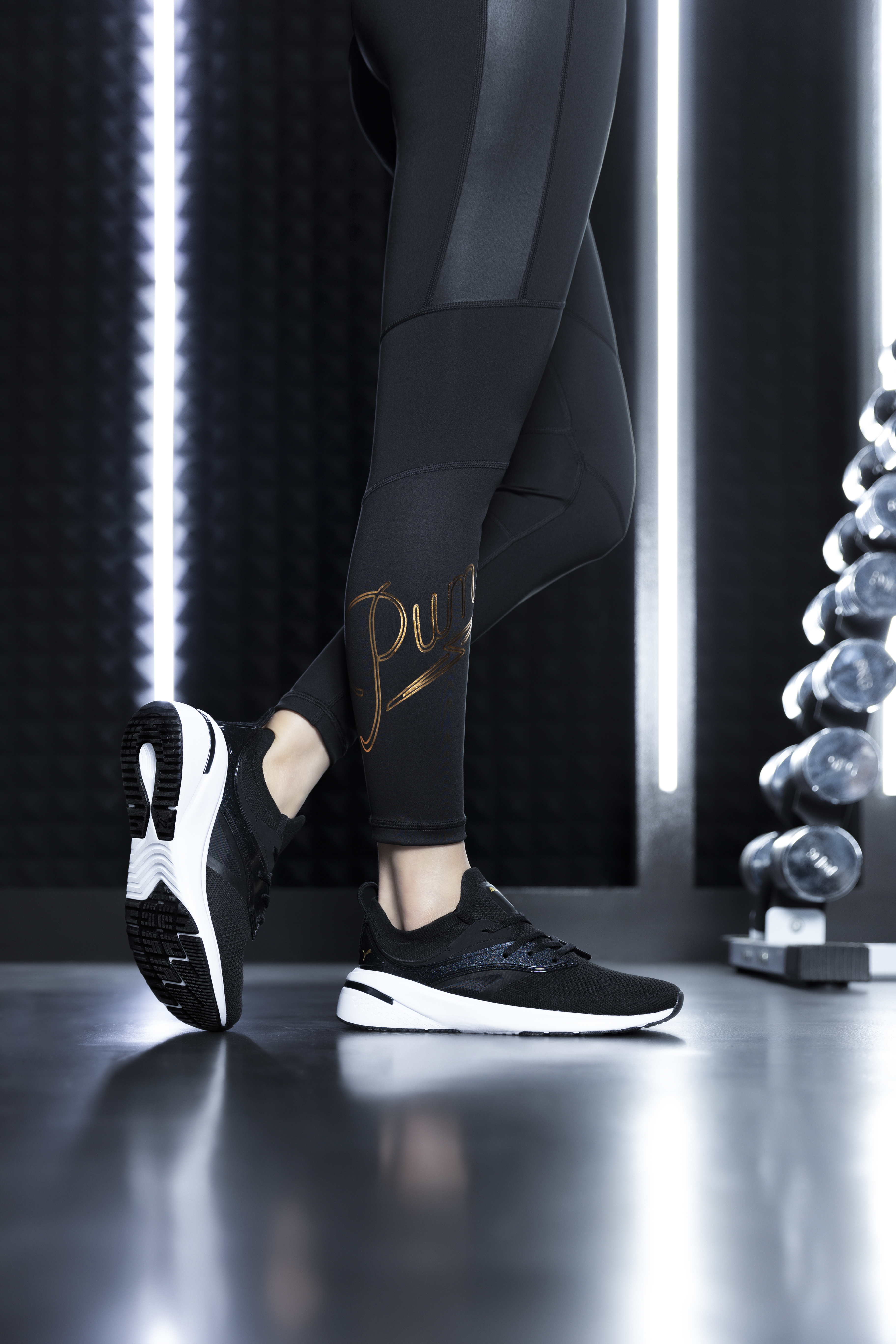 Forever XT NT$3,580、訓練系列 Moto 高腰 9 分緊身褲 NT$1,880 PUMA。（PUMA提供）