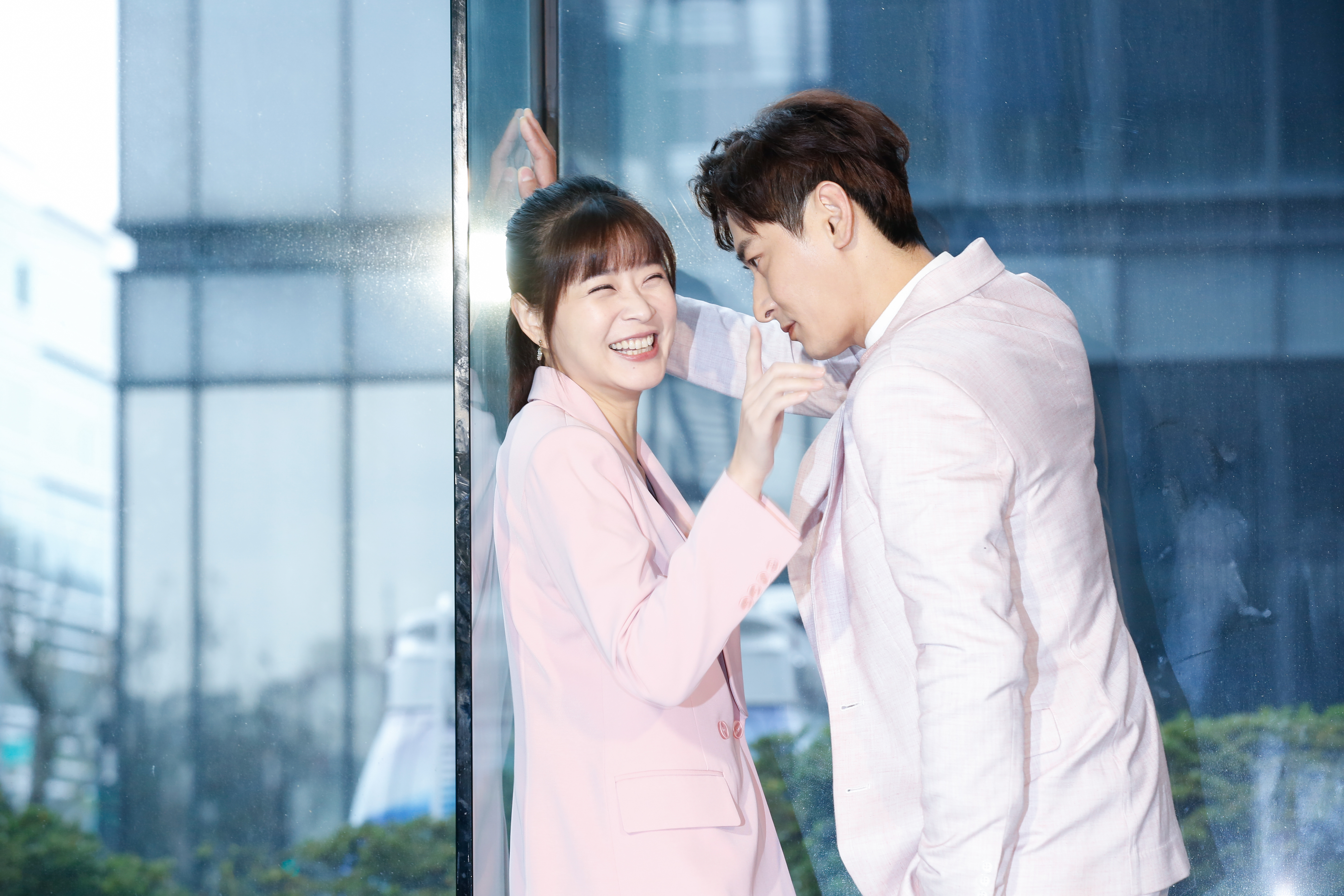 李燕和陳冠霖6度合體拍八點檔。