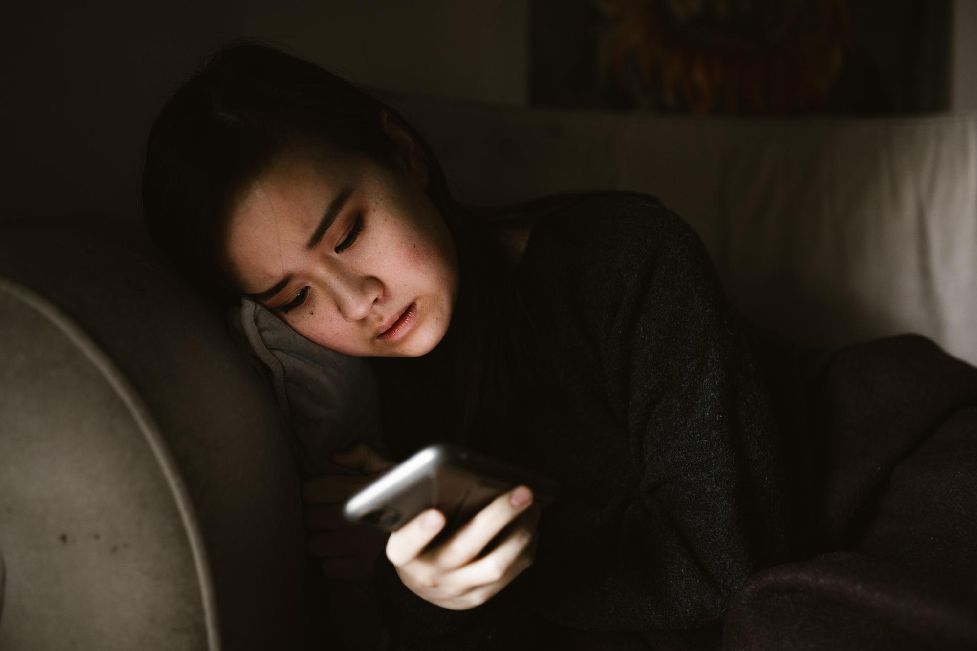 一名網友分享自己的女性友人癡戀渣男不放手，他看不下去攤牌卻遭封鎖；示意圖，與當事人無關。（Pexels／攝影師：RODNAE Productions）