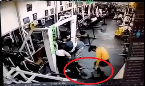 墨西哥一名女子挑戰180公斤槓鈴失敗，當場遭重壓死亡，女兒則在一旁目睹慘劇。（翻攝自推特@c4jimenez）