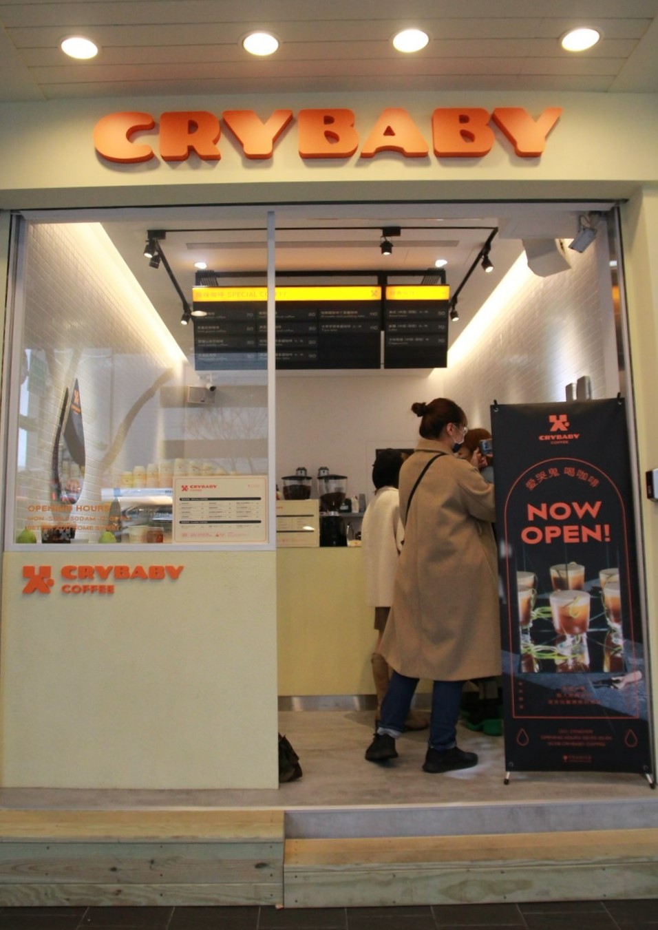 Crybaby Coffee走外帶店形式,隨買隨走相當便利。