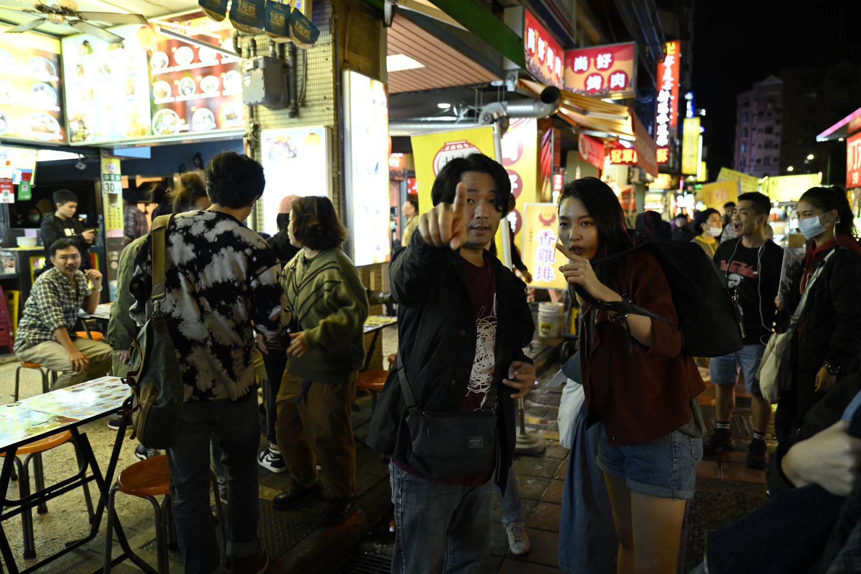 樓一安（右二）事前便做好清楚的分鏡圖，詳細註明角色的反應和動作，正式開拍前演員再去現場走位、確認。右一為王渝萱。 （希望行銷提供）