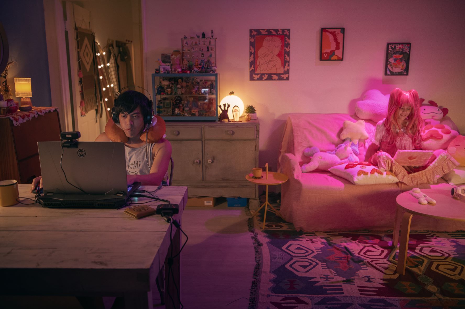 賴澔哲（左）飾演公務員兼電玩直播主，田調過程參考知名遊戲實況主，把對方說話風格和玩遊戲的手法融入角色。  （希望行銷提供）