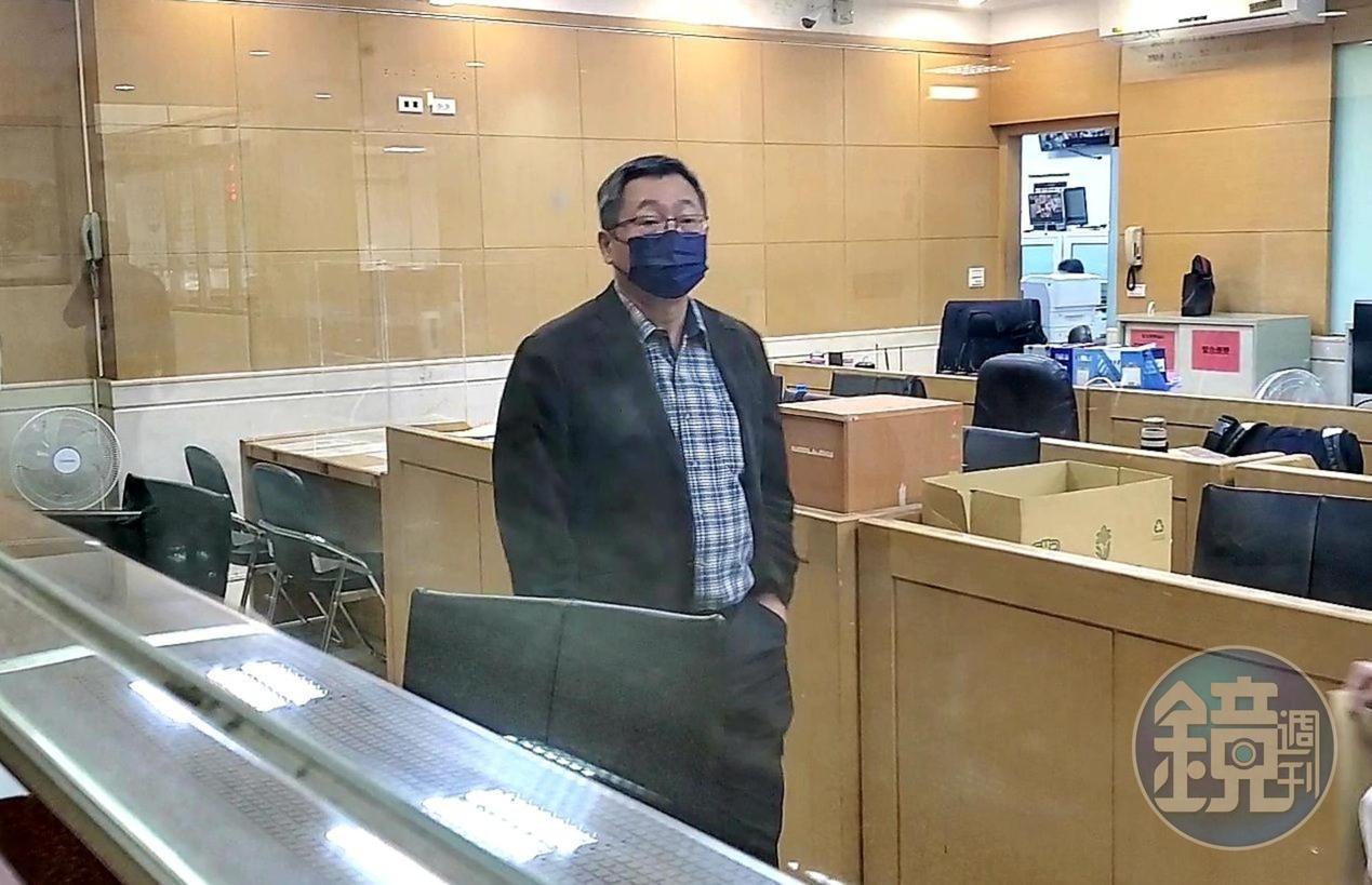 曾任立委的神腦國際董事長賴勁麟捲入碩豐內線交易案遭約談，今深夜諭令30萬元交保。