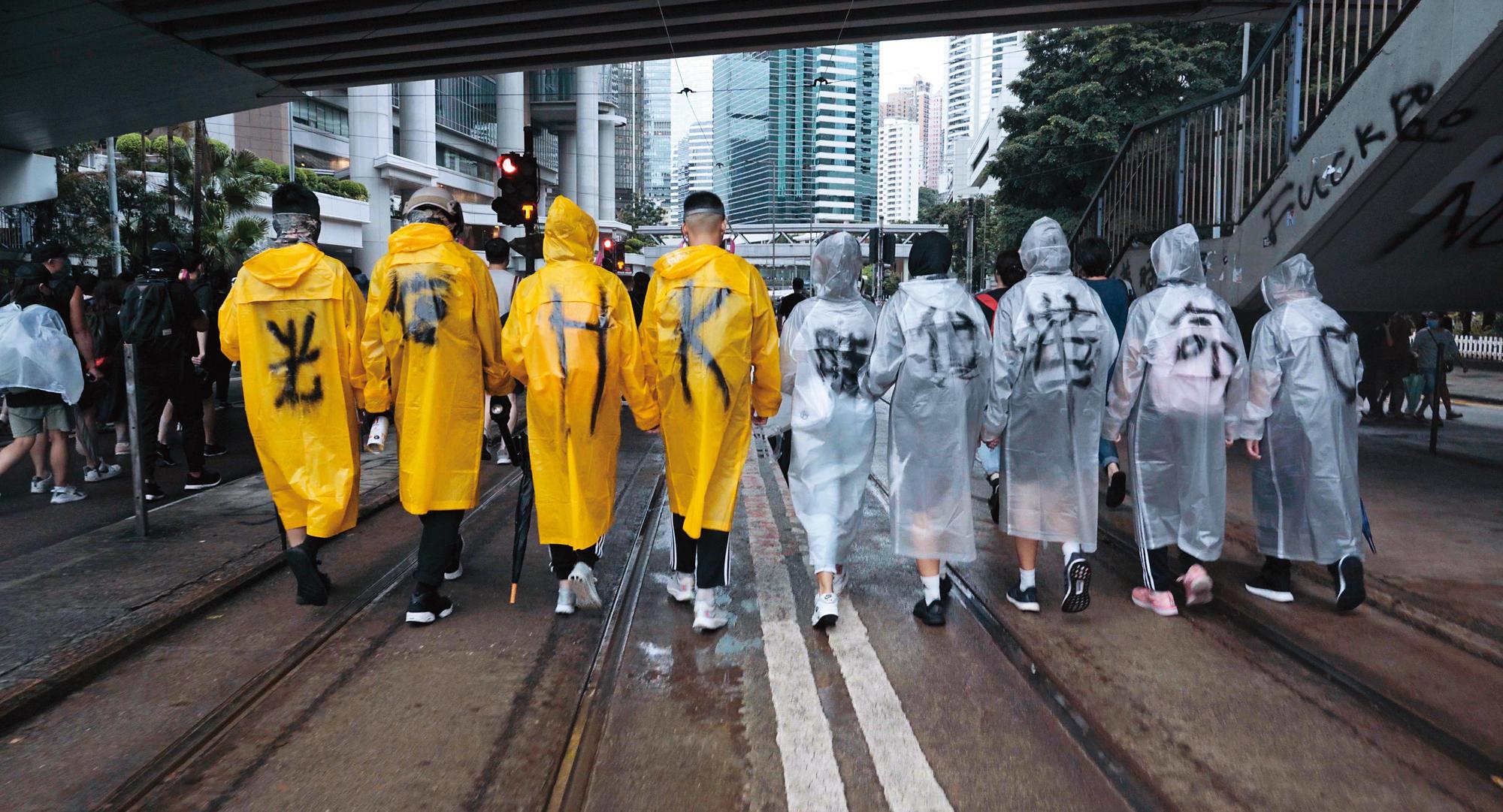 2019年香港人為了爭取民主自治展開抗爭運動，並喊出「光復香港，時代革命」的口號。（《時代革命》提供）