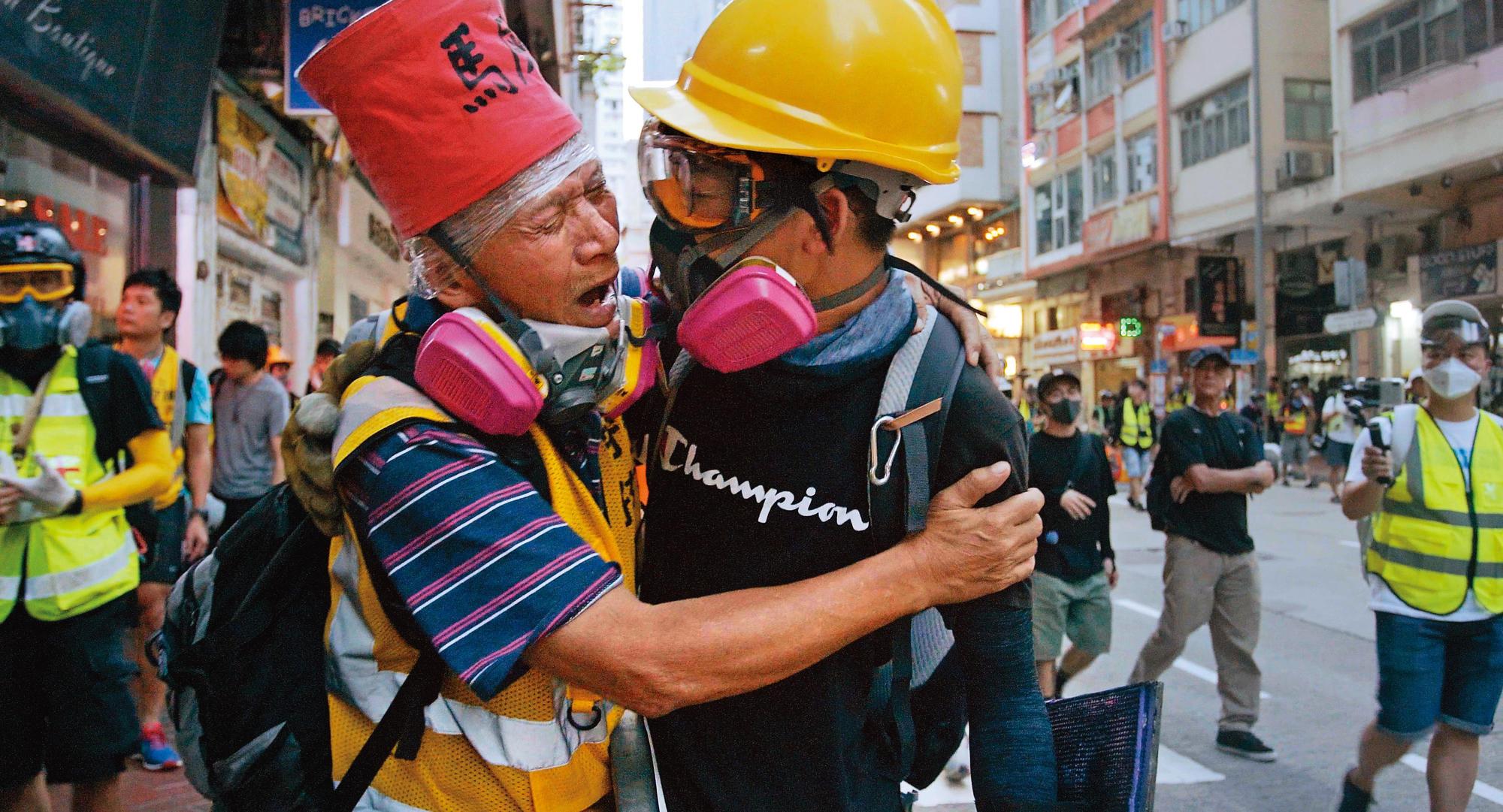 年過七旬的老農夫「陳伯」（左）與一群銀髮族、社工，因心疼年輕人而組成「守護孩子行動」勇敢站上街頭。（《時代革命》提供）