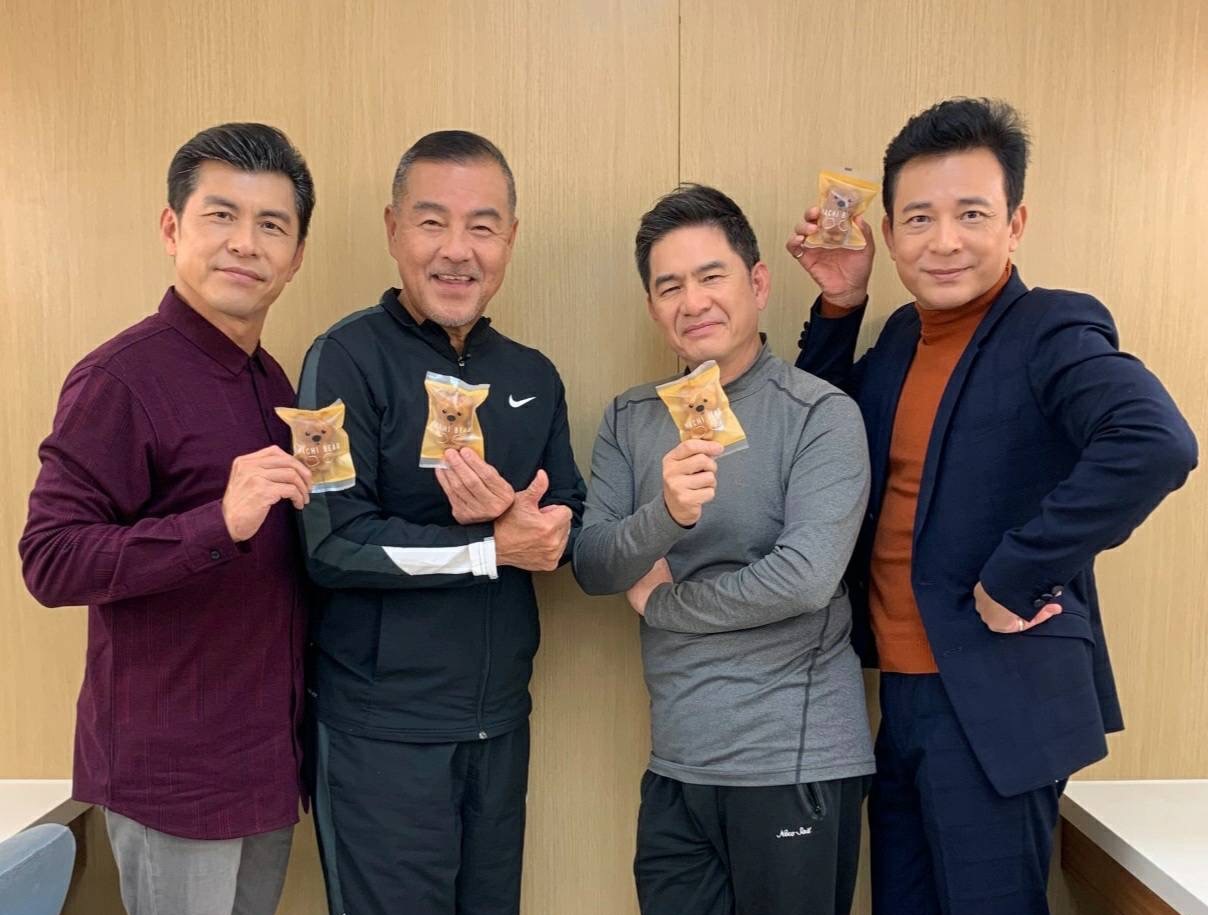 洪都拉斯開心跟蘇炳憲、胡鴻達跟龍天翔組成老F4，分享生活大小事。（民視提供）