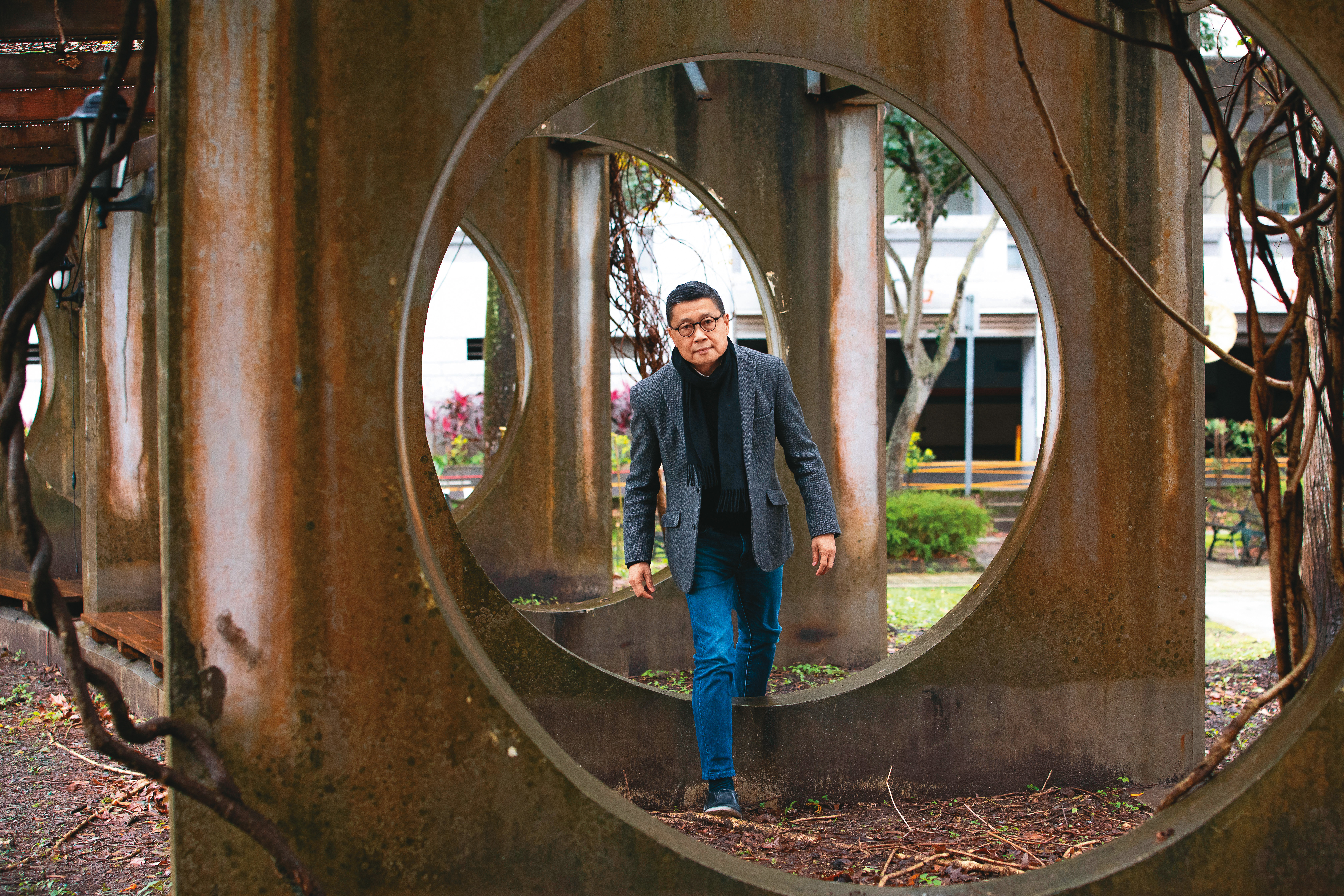 陳健民來台半年，擔任政大社會學系客座教授，上下學期分別教授「社會運動」與「當代中國社會」。政大社科院前院長江明修説，陳健民的課總是「秒殺」，一開放選課，立刻爆滿。