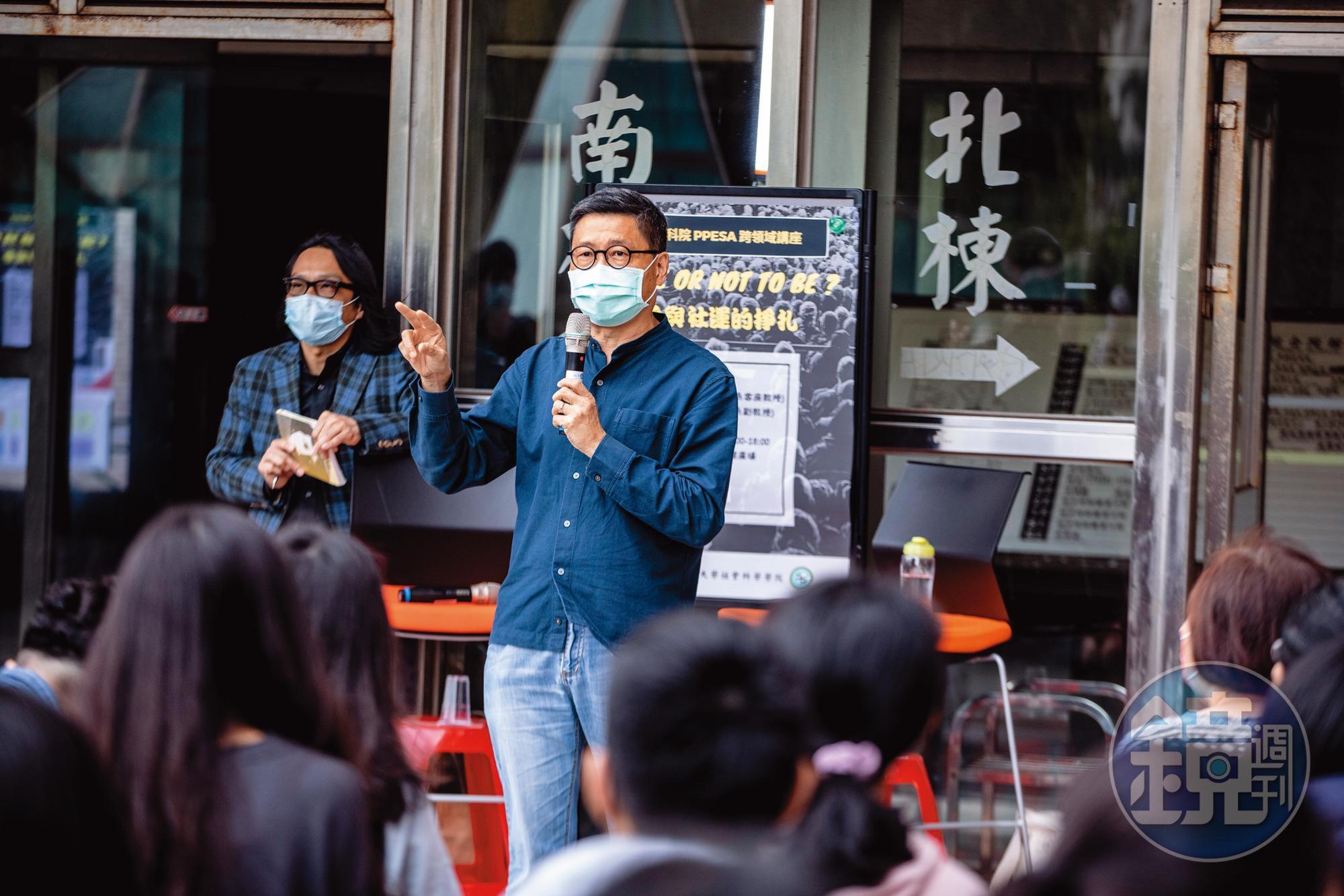 陳健民去年10月在政大社科院主講「社運的掙扎」，吸引大批校內外人士聽講。（王漢順攝）