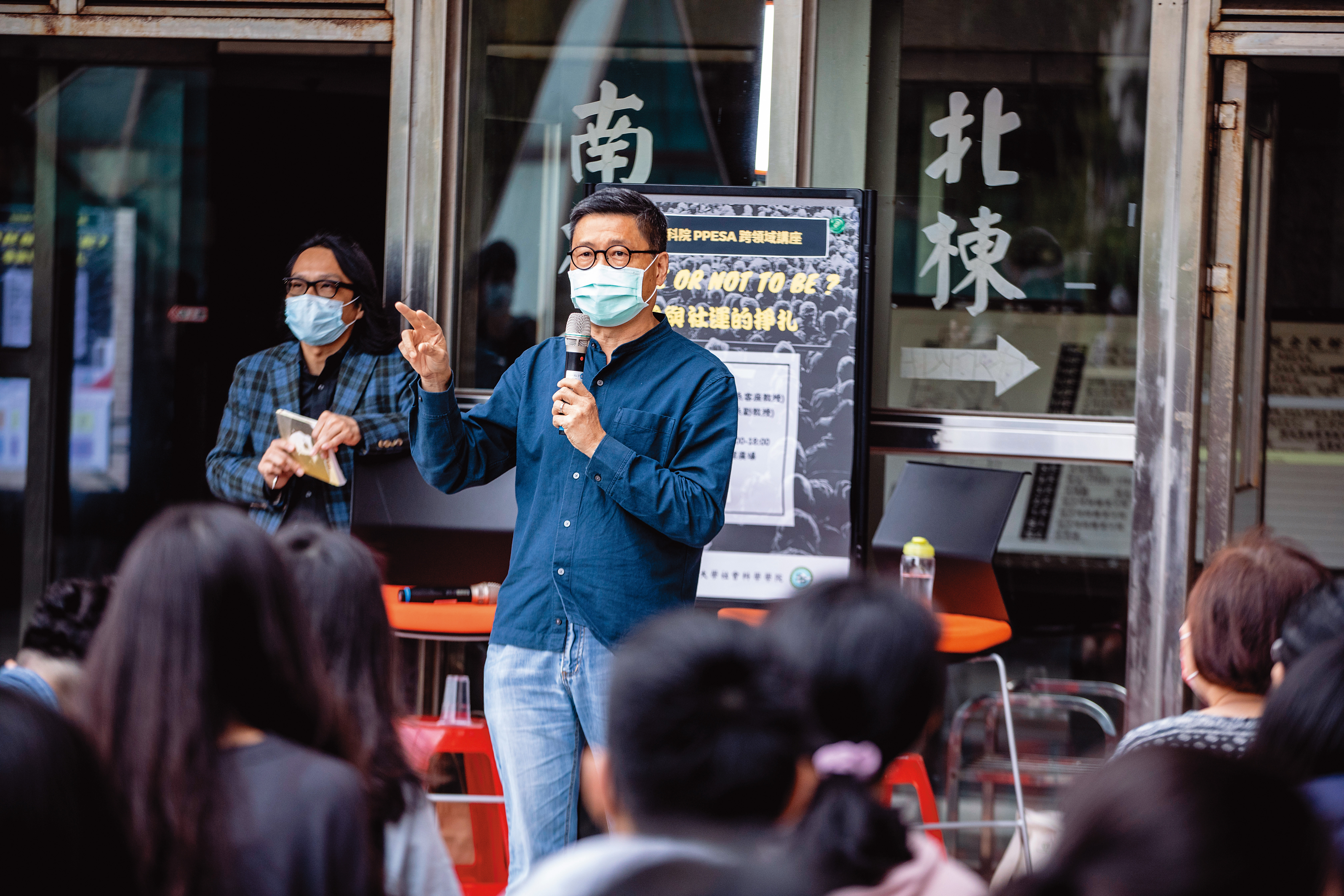 陳健民去年10月在政大社科院主講「社運的掙扎」,吸引大批校內外人士聽講。(王漢順攝)