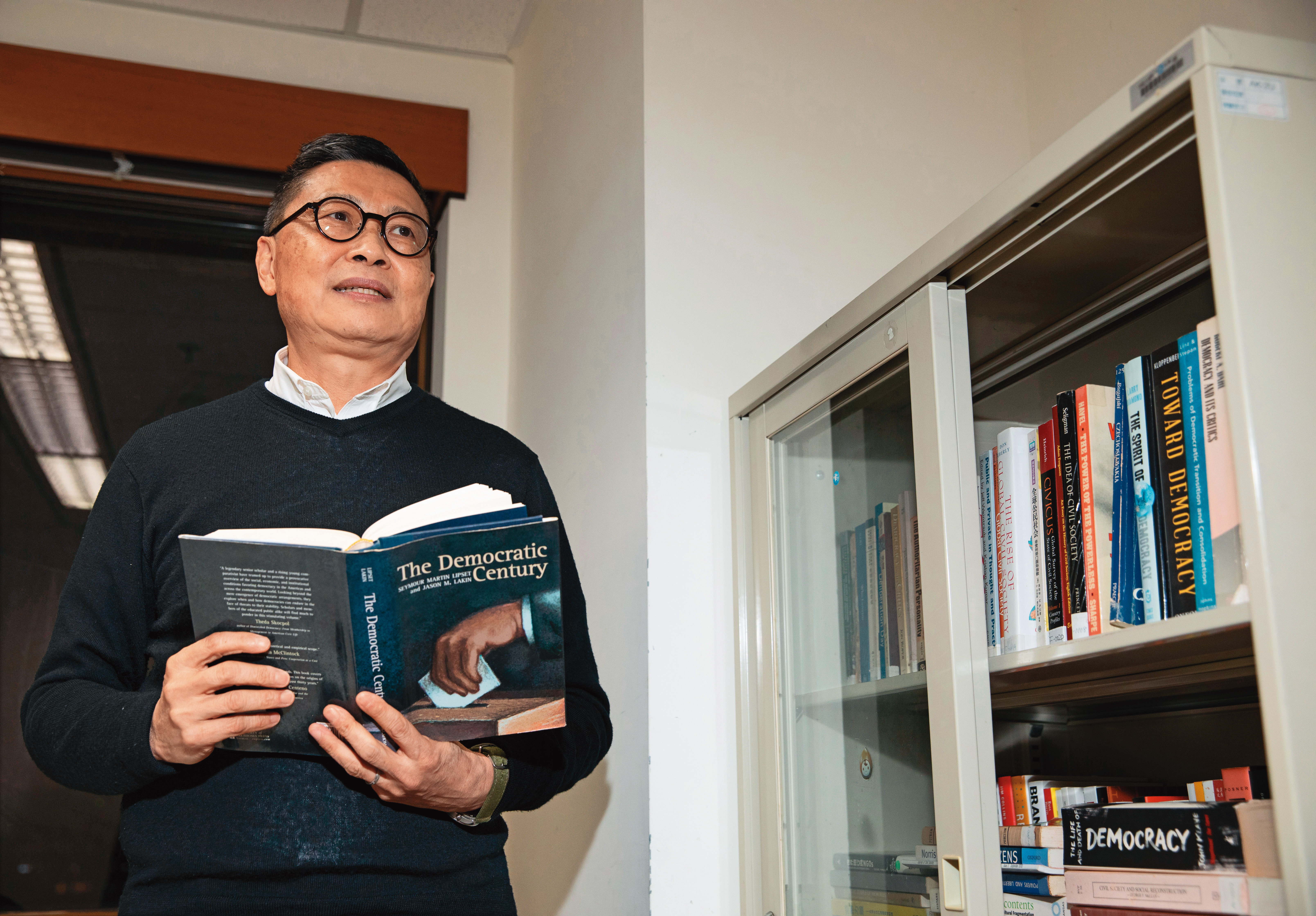 陳健民研究室裡都是民主化相關書籍，他說還有大批書放在香港的家，來不及帶來台灣。