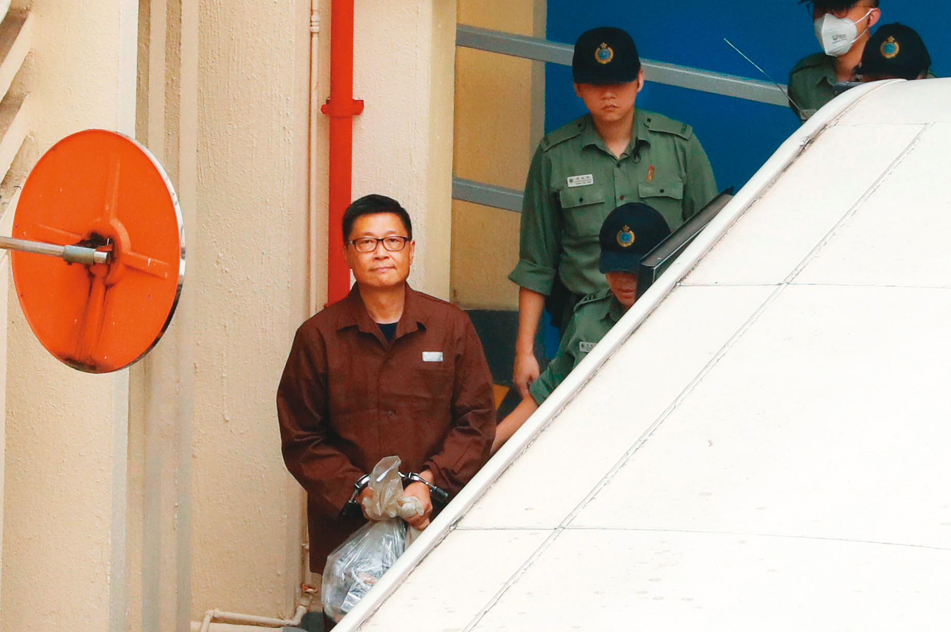 2019年4月,被判16個月的陳健民移監服刑,大批媒體包圍囚車,他在上囚車時面帶微笑,從容入監。(達志影像)