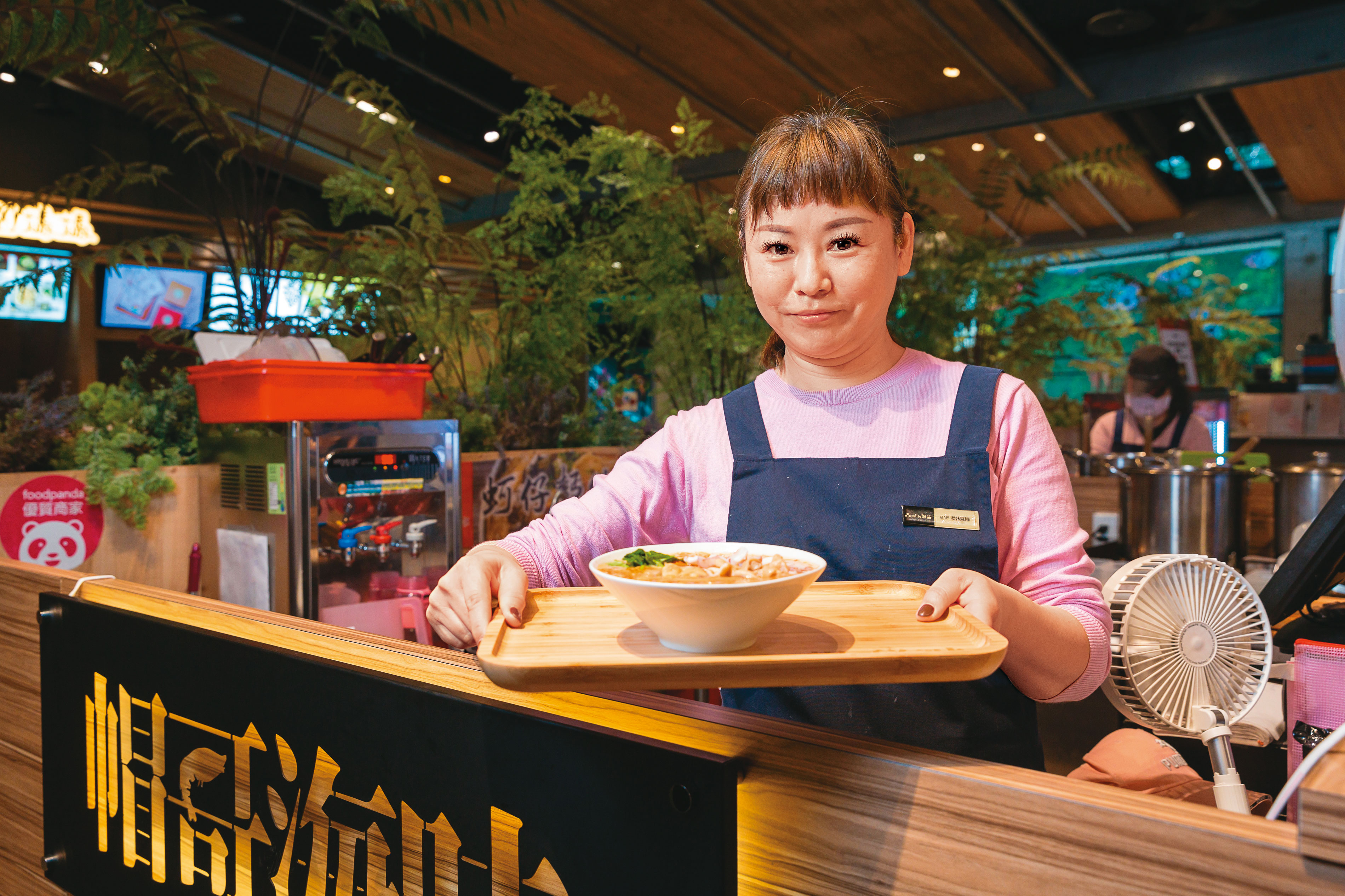 受疫情影響，導遊陳俞潔收入歸零，她轉行改賣海鮮口味麵線，進軍百貨公司。