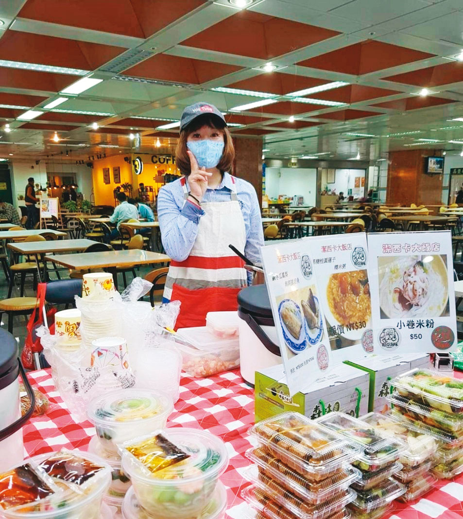 陳俞潔開店前，曾到中華電信員工餐廳擺攤試水溫，3小時可賣5千元。（陳俞潔提供）