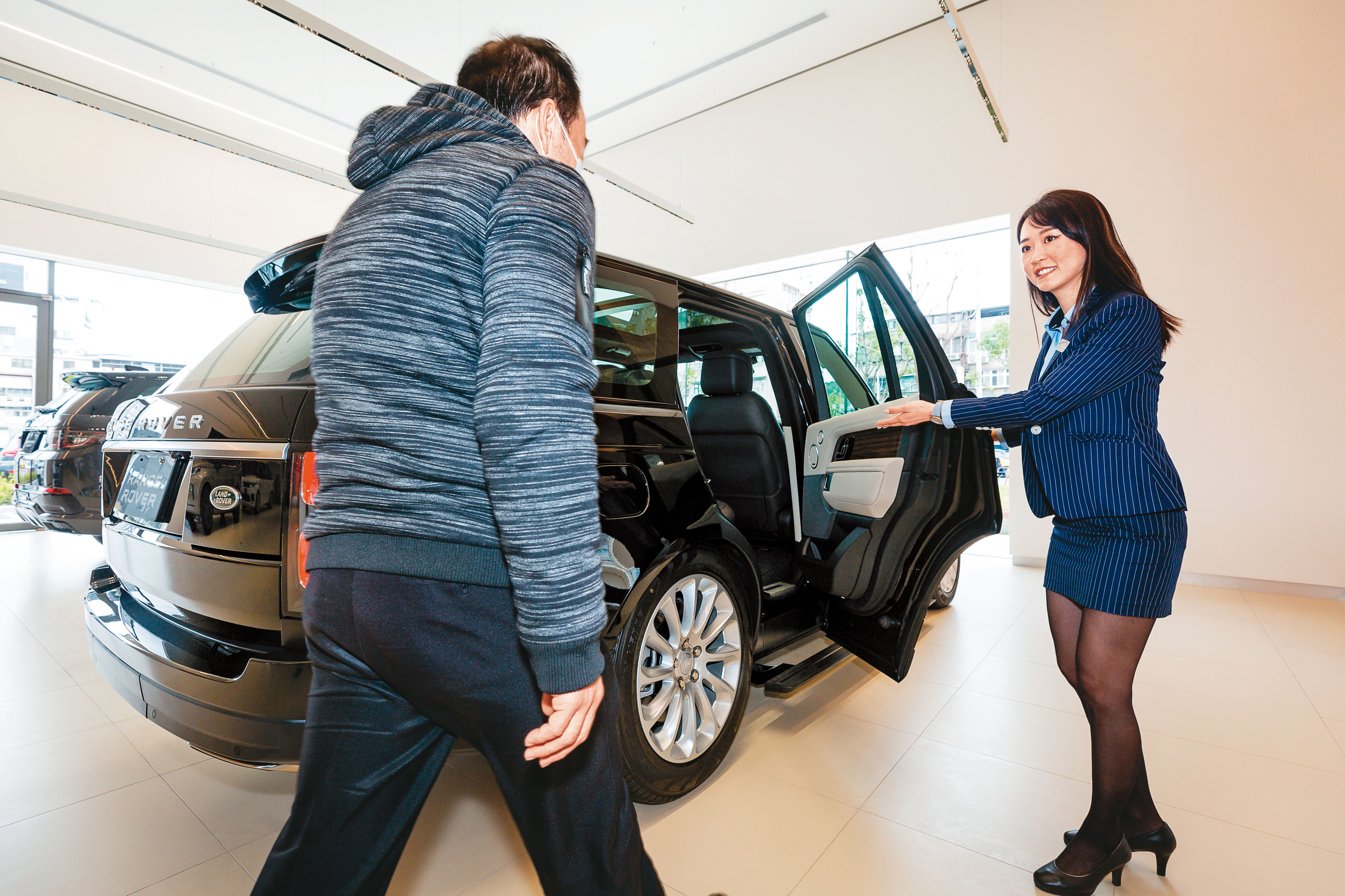 商務艙的服務訓練，讓劉亭妤（右）更能掌握高端客最在乎的細節，菜鳥業務1年賣出30輛百萬進口車。