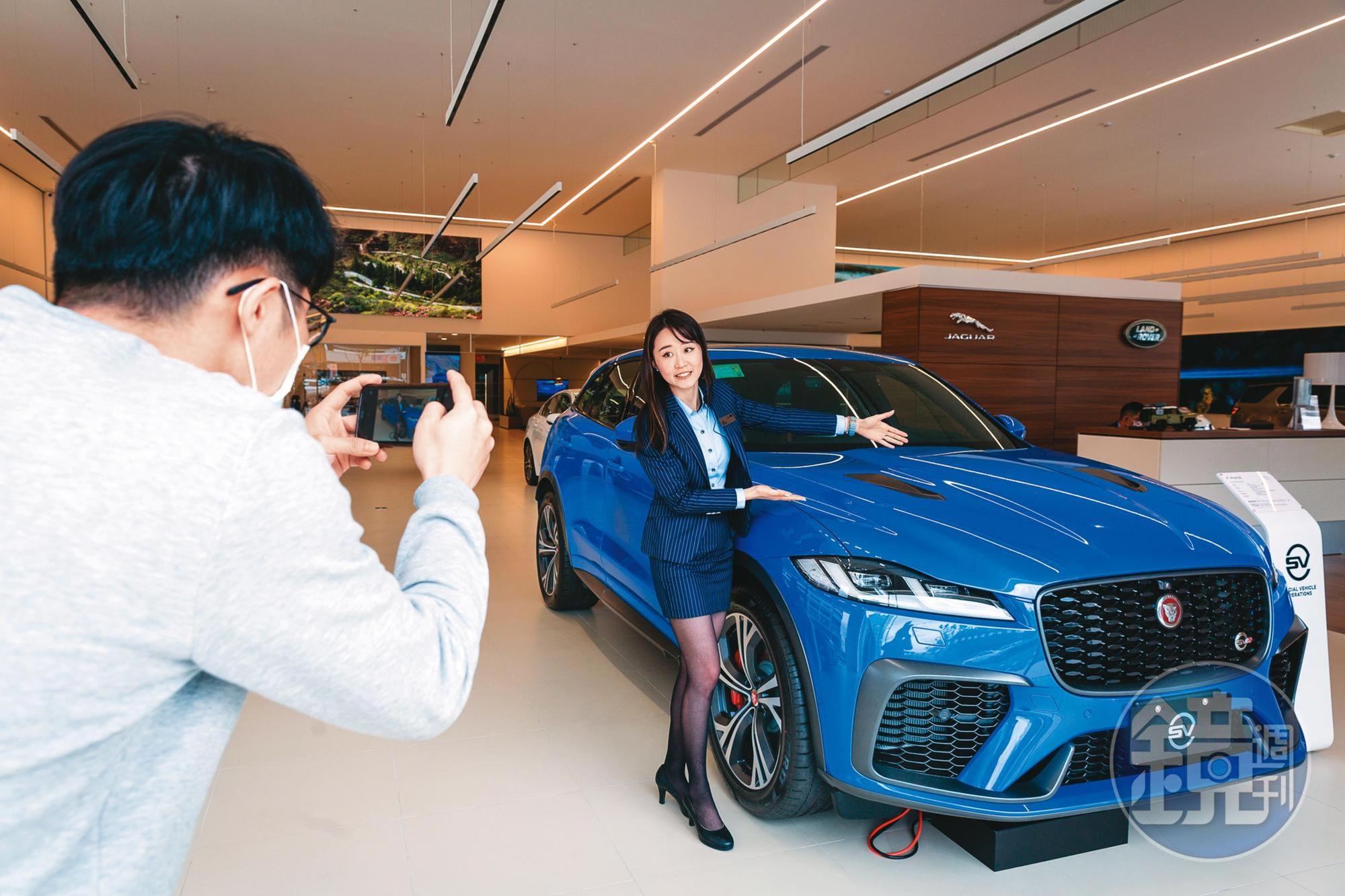 3級警戒期間門市來店客驟減，劉亭妤（右）主動出擊拍攝新車開箱影片，維持曝光管道。