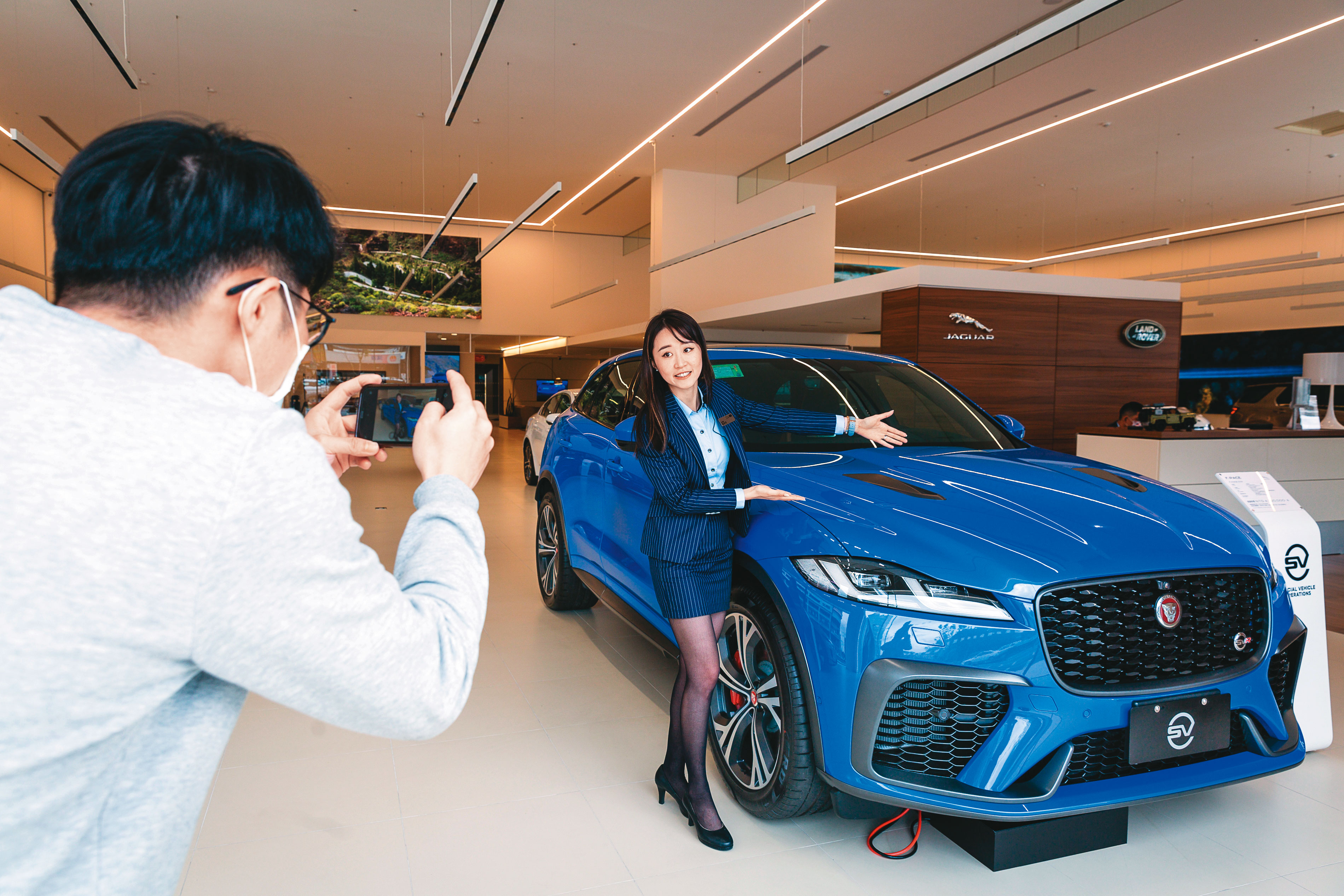 三級警戒期間門市來店客驟減,劉亭妤(右)主動出擊拍攝新車開箱影片,維持曝光管道。
