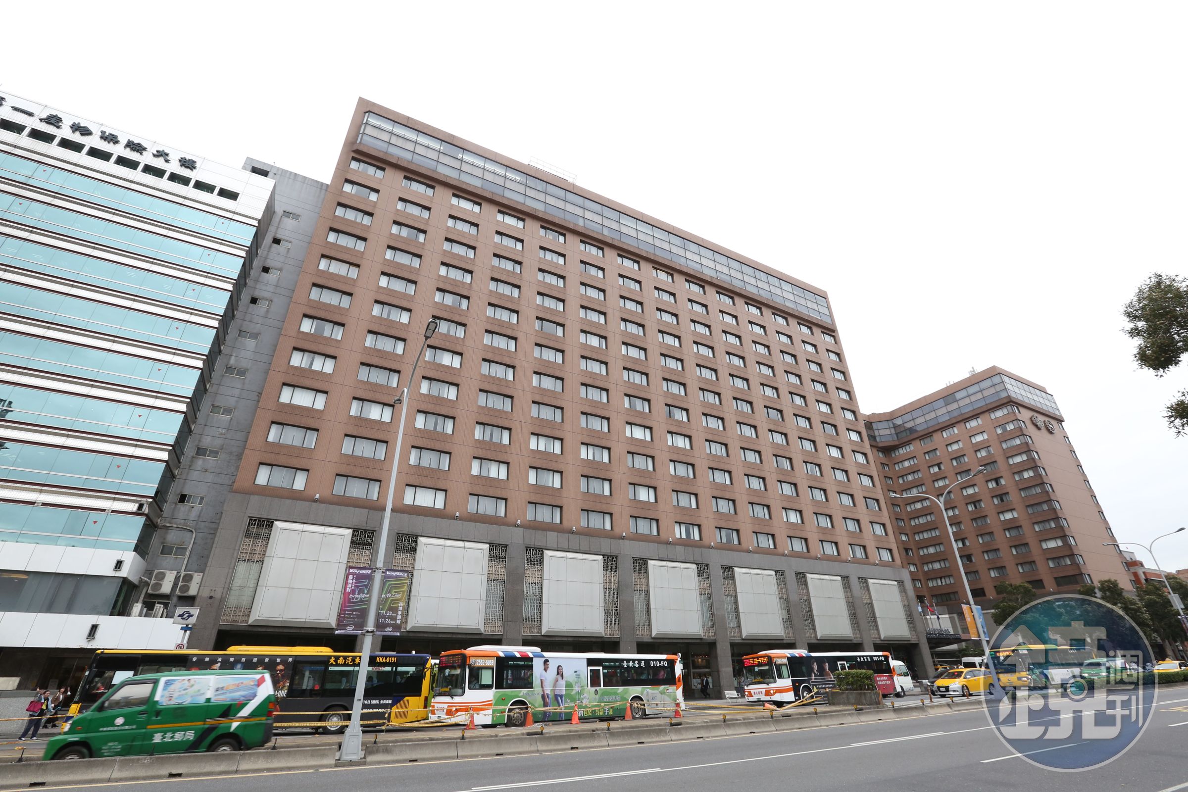 台北喜來登大飯店1樓的「十二廚自助餐廳」配合政府疫調足跡，明起連3天停業清消，將於2月28日起正常營業。