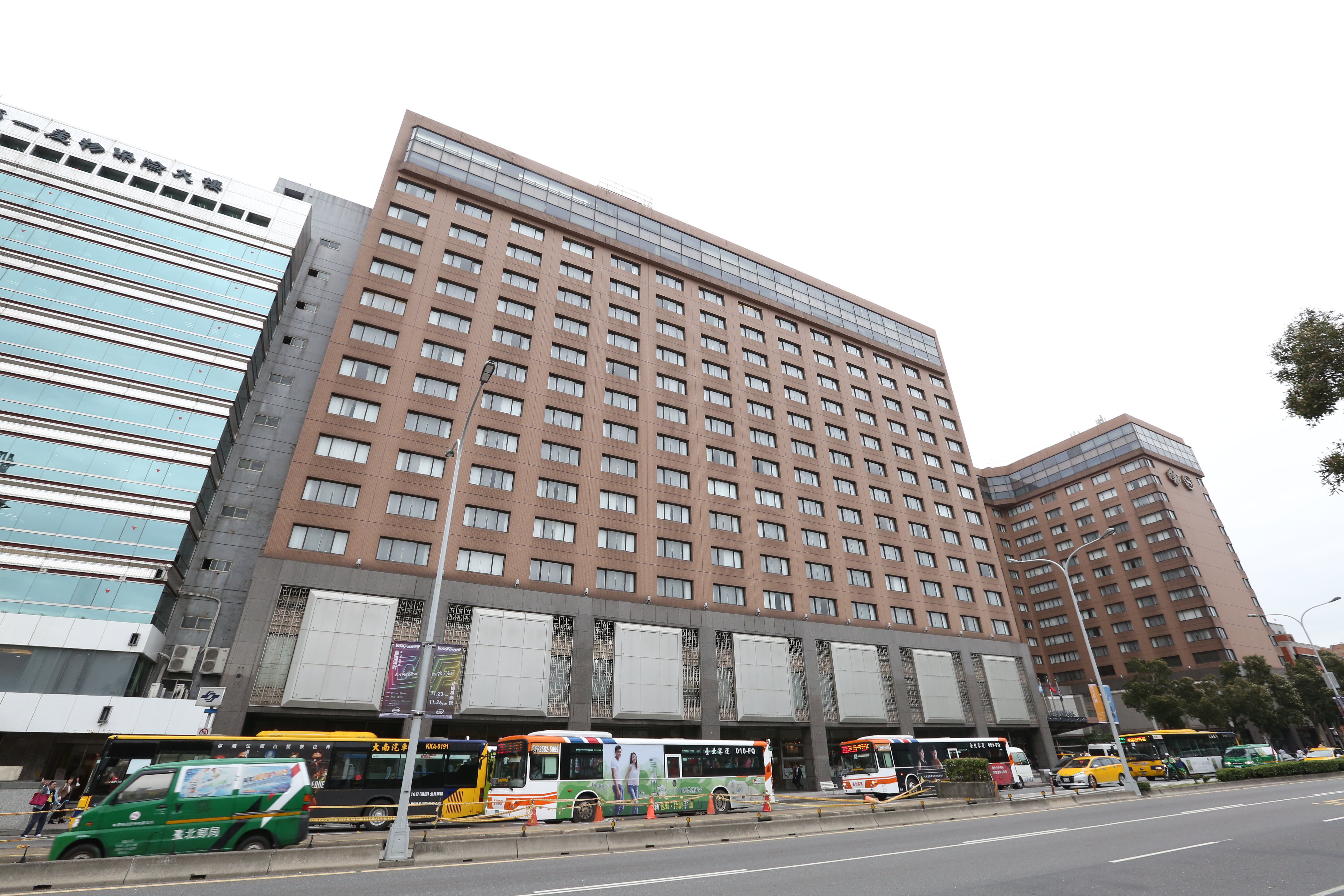 台北喜來登大飯店1樓的「十二廚自助餐廳」配合政府疫調足跡，明起連3天停業清消，將於2月28日起正常營業。