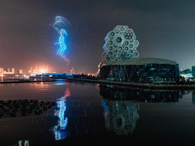 高雄的台灣燈會無人機展演驚傳遭訊號干擾，團隊連夜測試找源頭。（翻攝自史哲臉書）