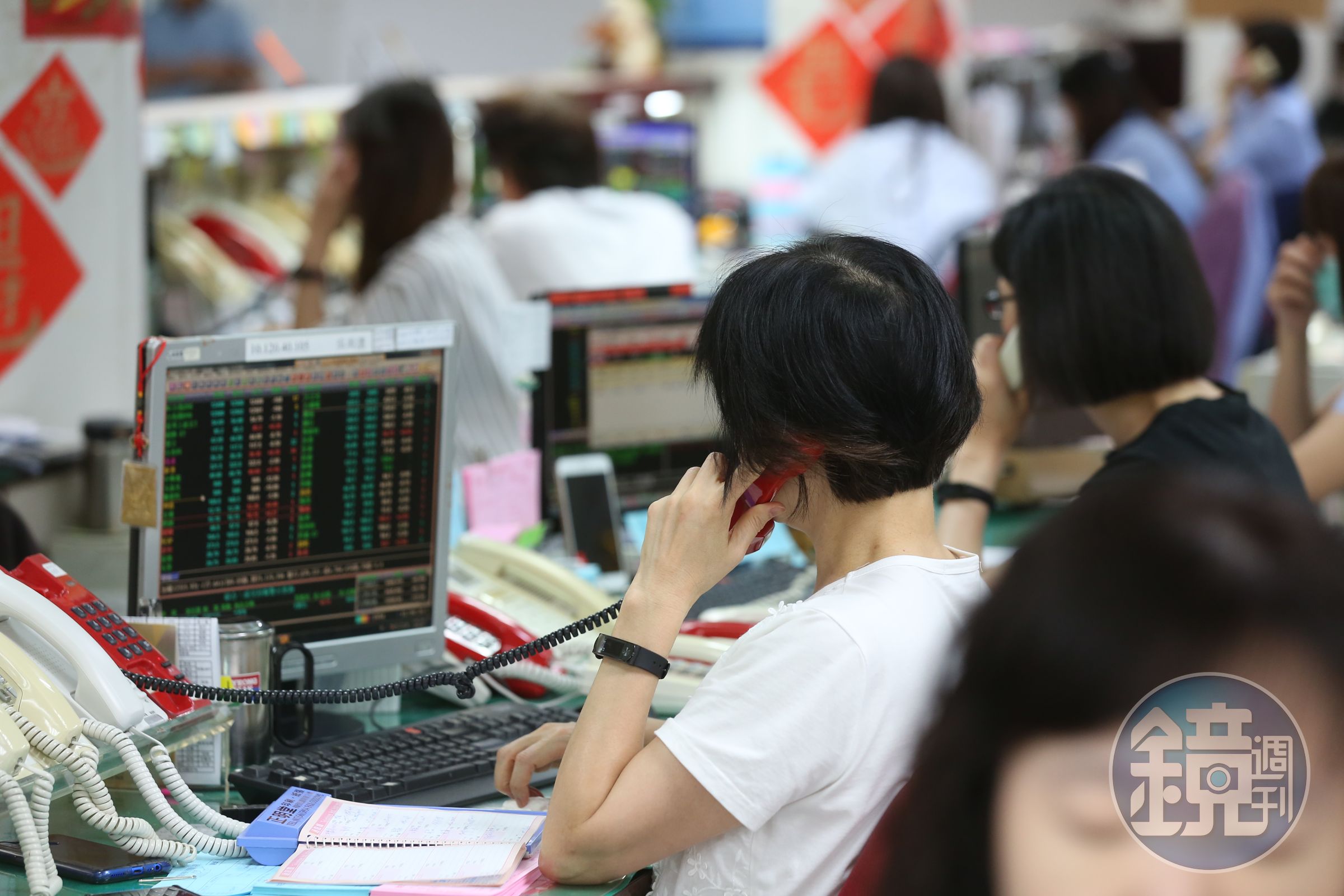 24日東歐戰線推進至烏克蘭全境，金融市場陷入恐慌。圖為股市營業員。（本刊資料照）