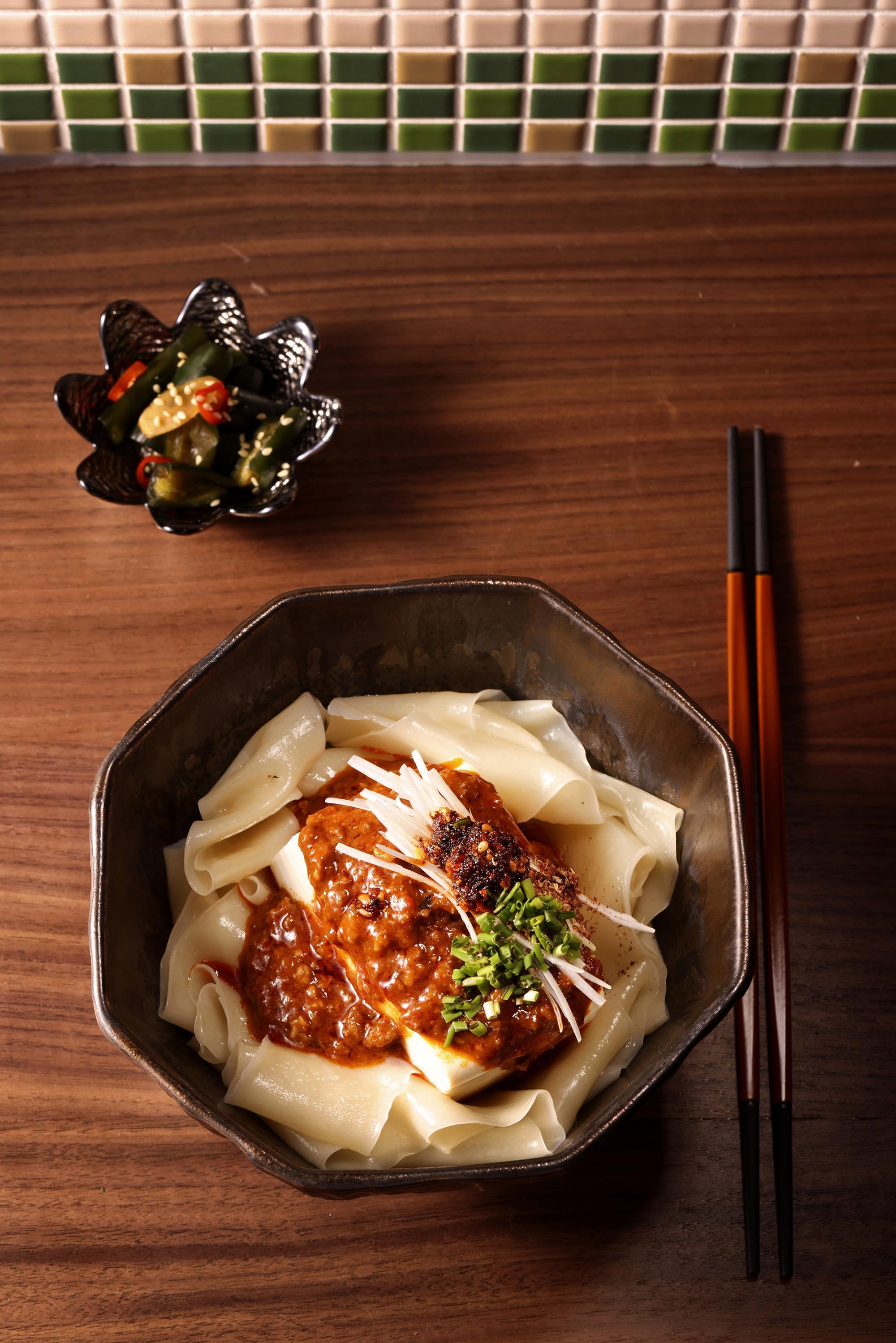 「麻婆豆腐麵」放上豆香綿密的厚實有機豆腐,寬麵富有嚼勁,熱辣噴香令人回味。(260元/碗)(浪漫軒提供)