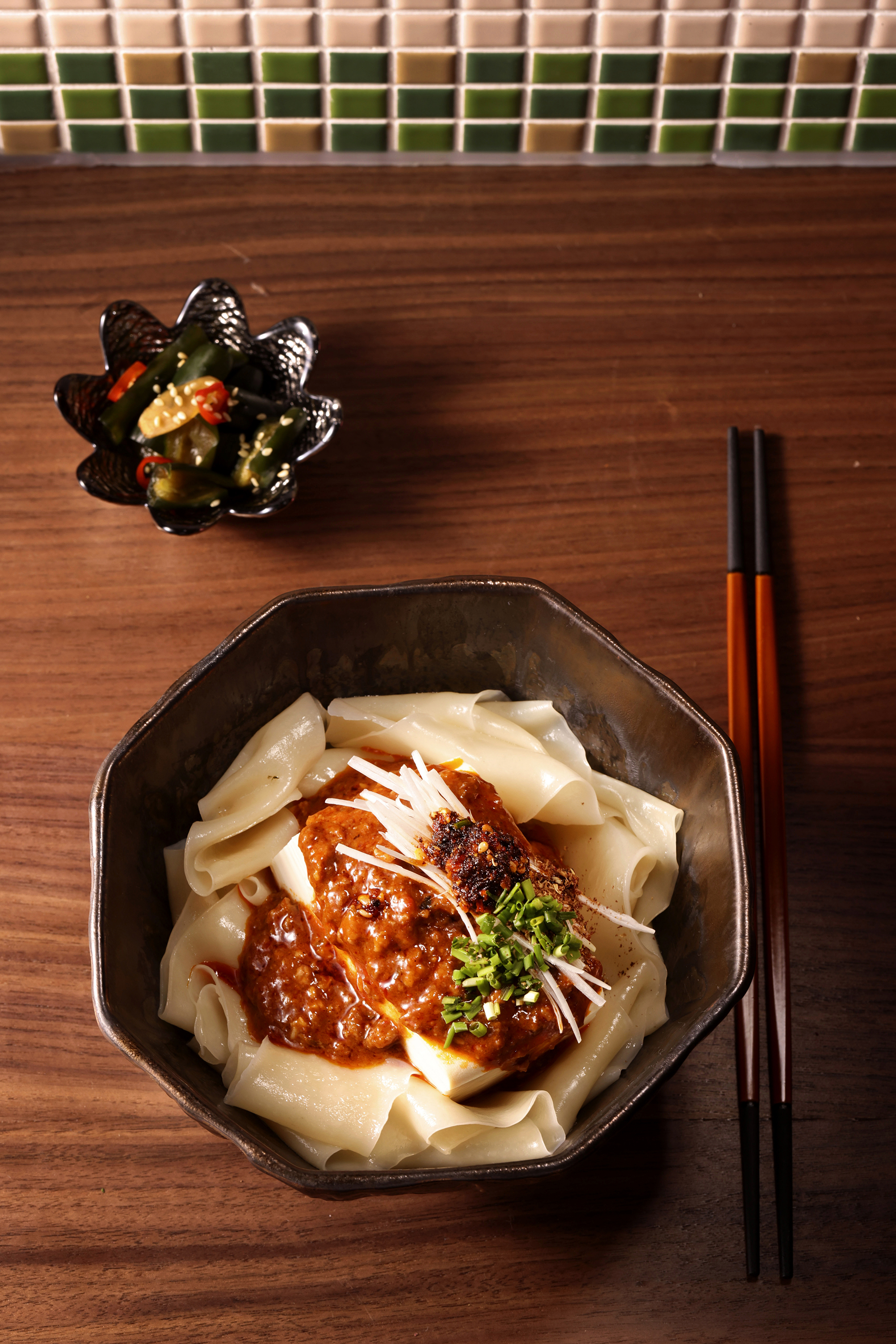 「麻婆豆腐麵」放上豆香綿密的厚實有機豆腐，寬麵富有嚼勁，熱辣噴香令人回味。（260元／碗）（浪漫軒提供）