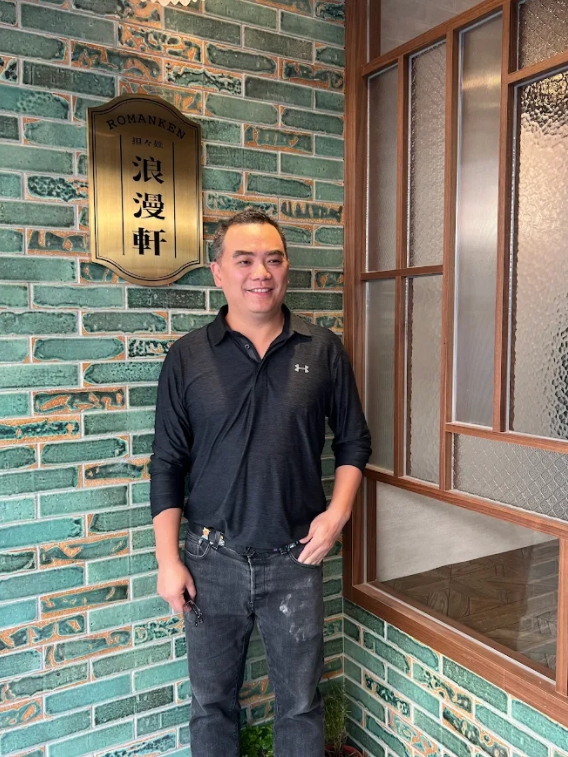老闆張維軒為了做出好吃的麵，特地拜訪台灣百年老麵廠客製麵條。