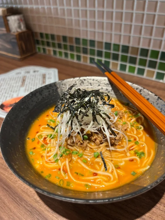 老闆張維軒為了做出好吃的麵，特地拜訪台灣百年老麵廠客製麵條。