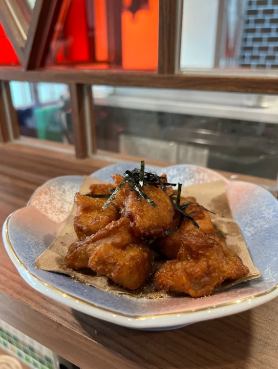 浪漫限定料理現推出「九鬼鹽酥雞」，皮薄肉嫩。（180元／份）