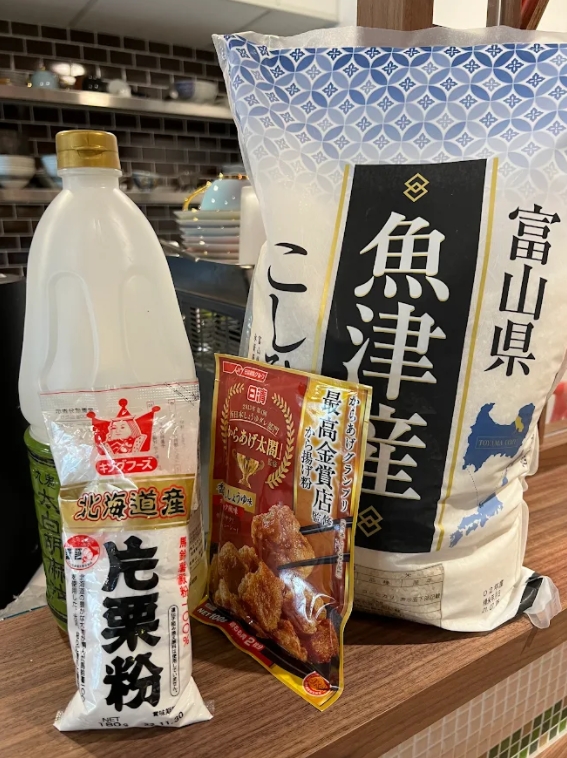 炸雞選用北海道片栗粉、日清炸雞粉和日本九鬼太白胡麻油酥炸。
