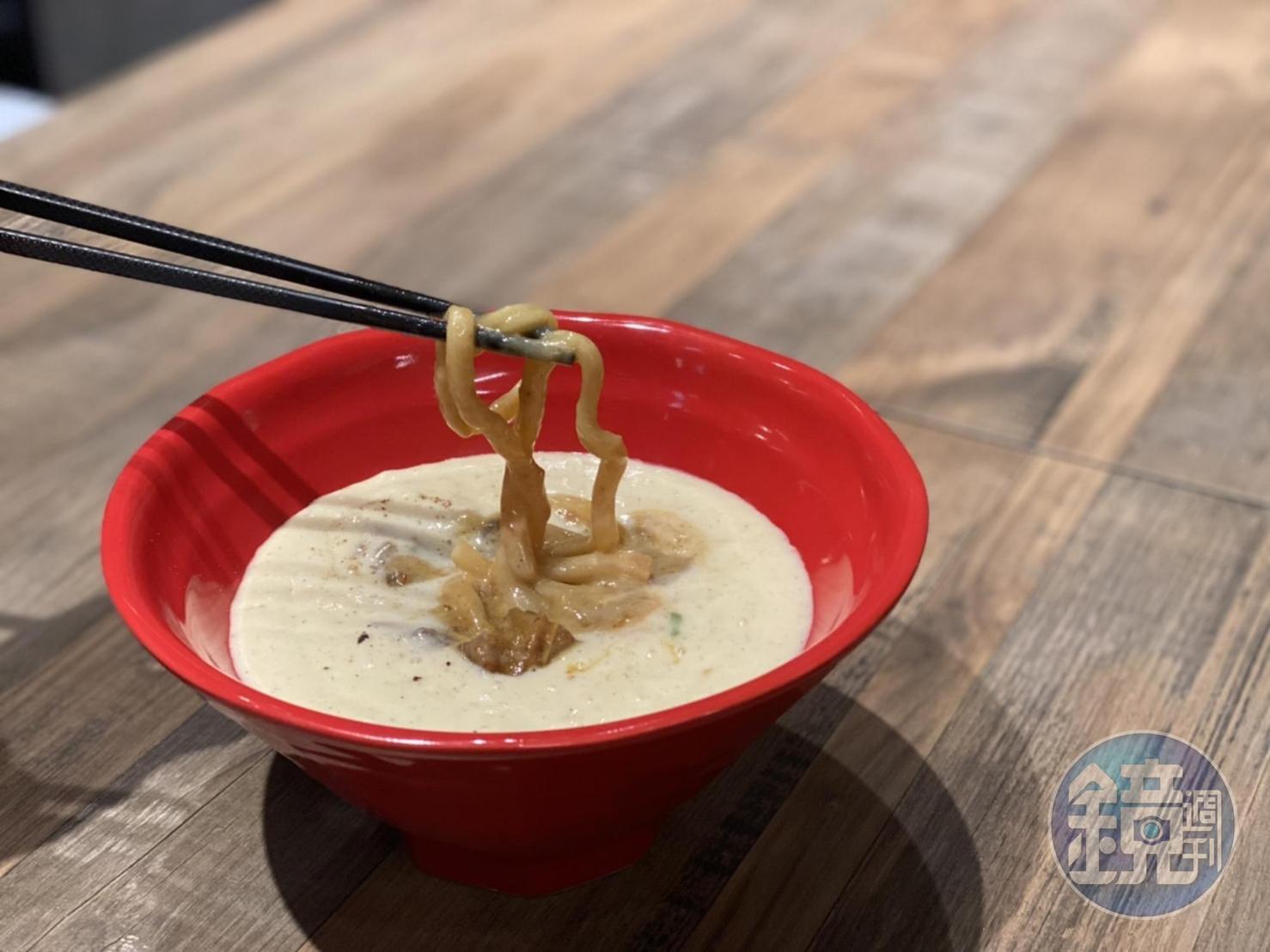 可以同時吃到冷熱口感的「濃白咖哩烏龍麵」。(250元/份)