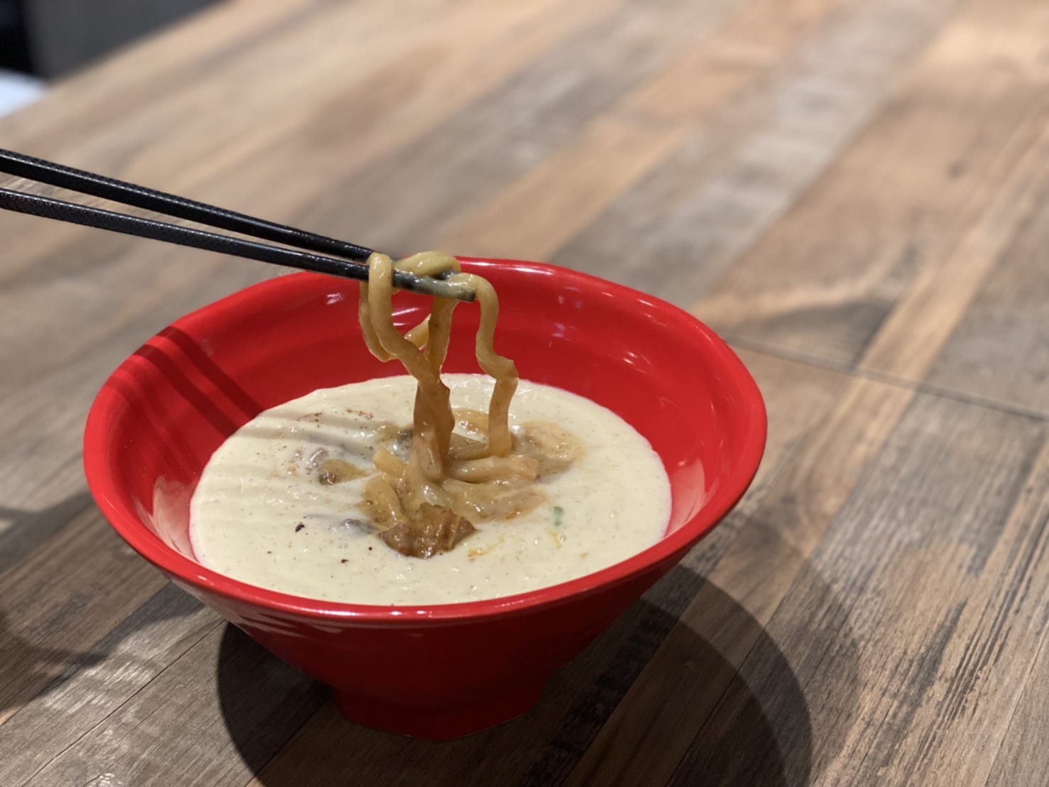 可以同時吃到冷熱口感的「濃白咖哩烏龍麵」。（250元／份）